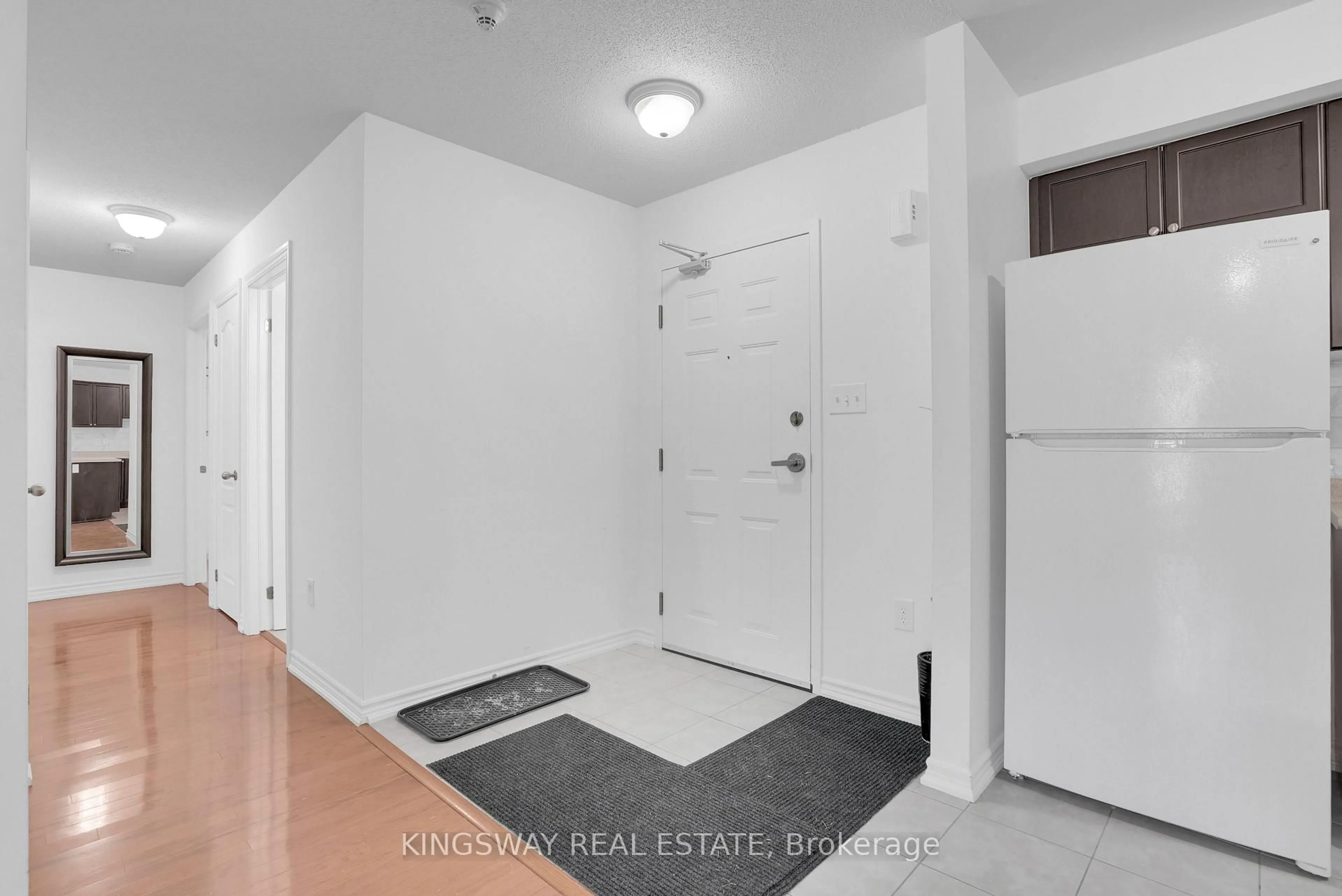 Indoor entryway for 41 Coulter St #19, Barrie Ontario L4N 6L9