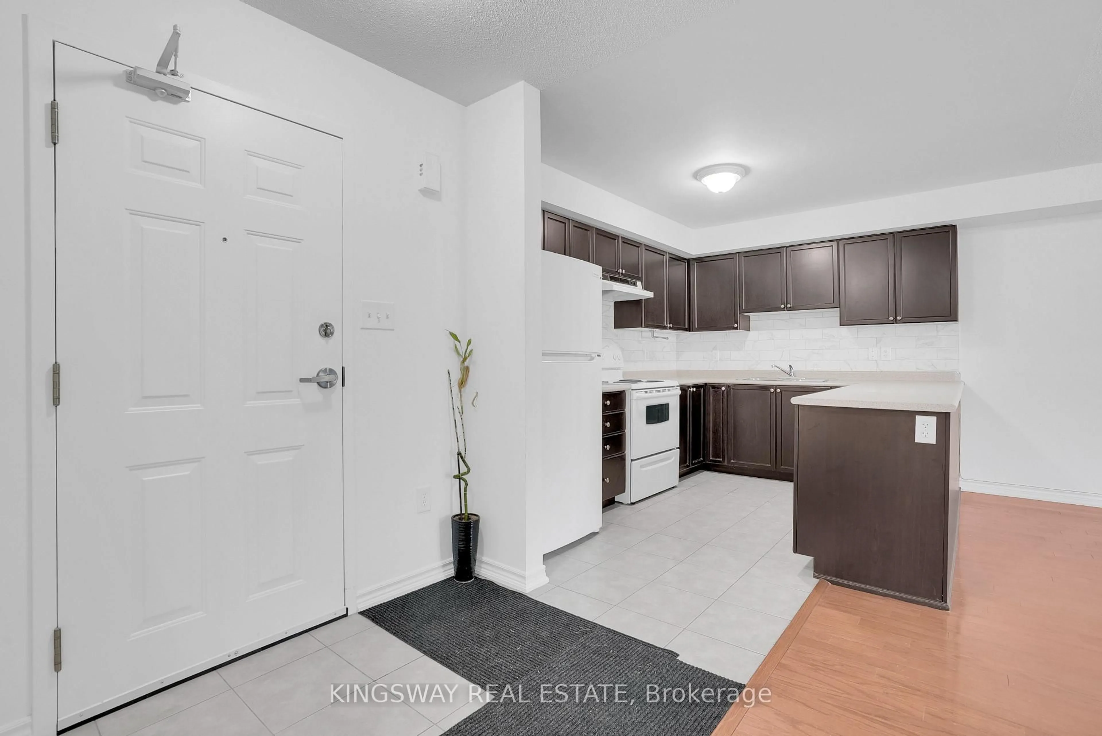 Standard kitchen, unknown for 41 Coulter St #19, Barrie Ontario L4N 6L9