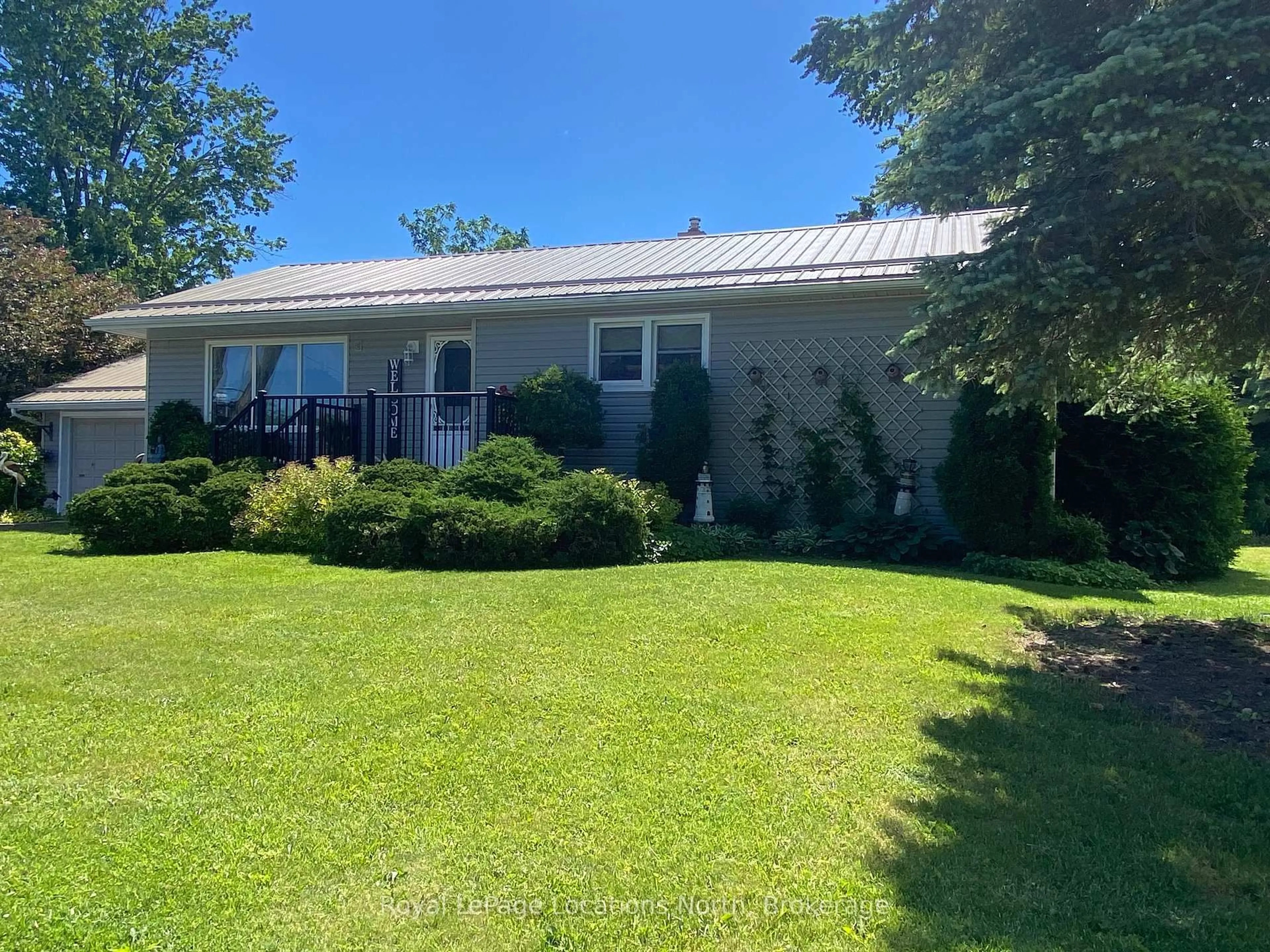 A pic from outside/outdoor area/front of a property/back of a property/a pic from drone, unknown for 227 Superior St, Clearview Ontario L0M 1S0