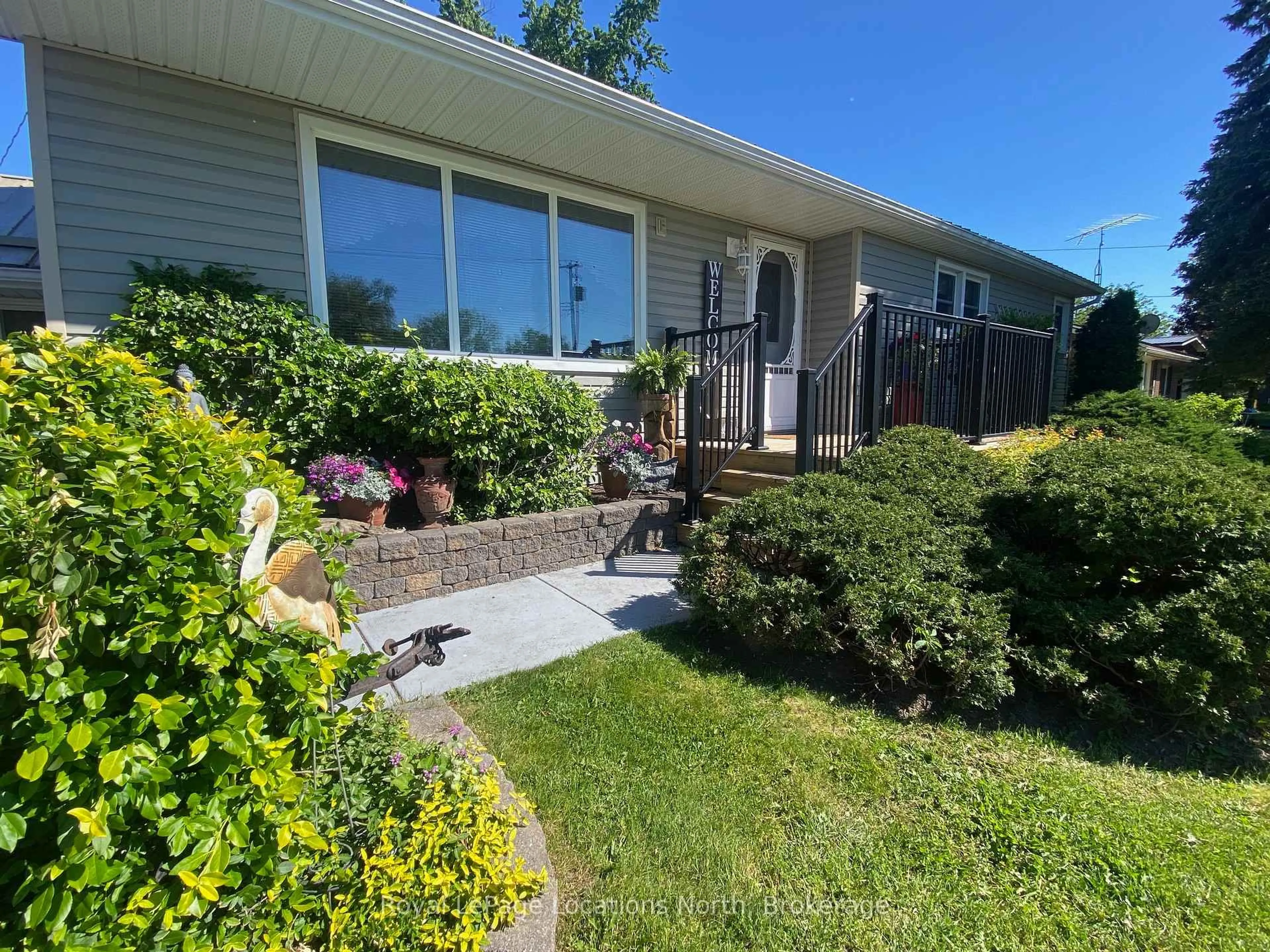 A pic from outside/outdoor area/front of a property/back of a property/a pic from drone, water/lake/river/ocean view for 227 Superior St, Clearview Ontario L0M 1S0
