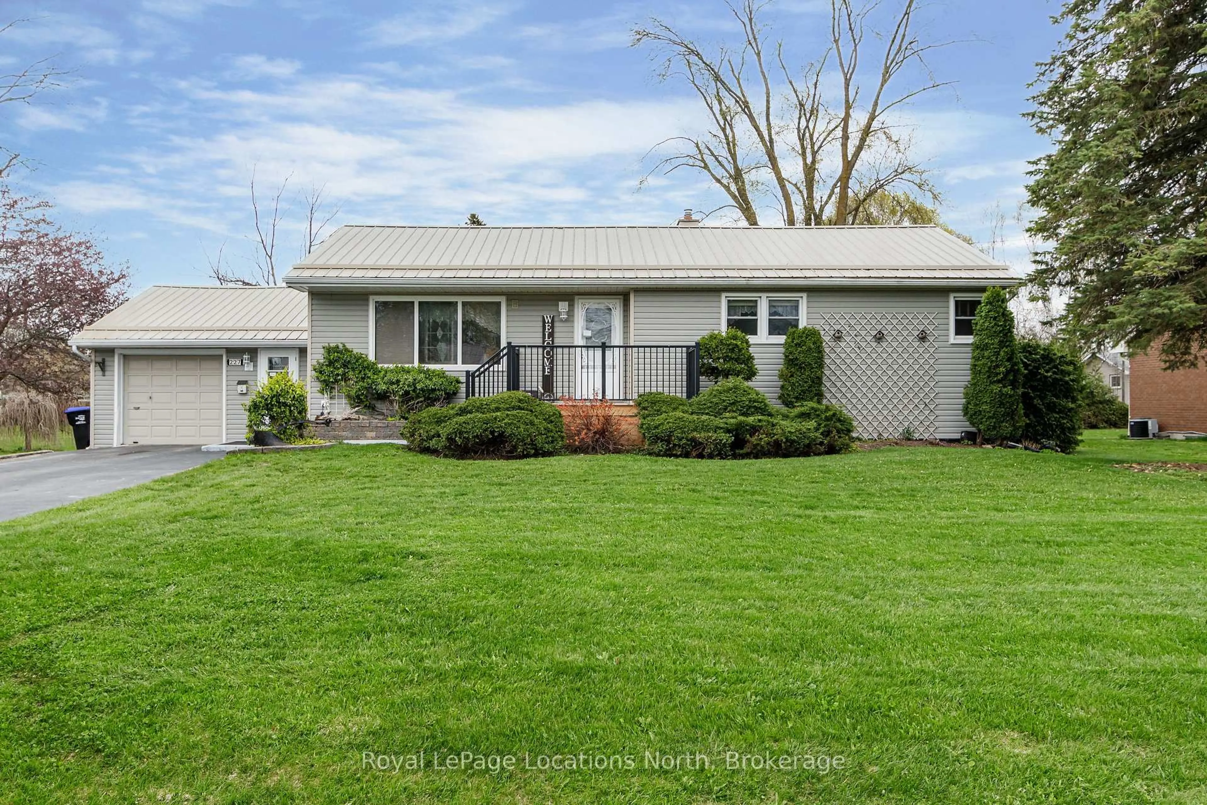 Home with vinyl exterior material, street for 227 Superior St, Clearview Ontario L0M 1S0