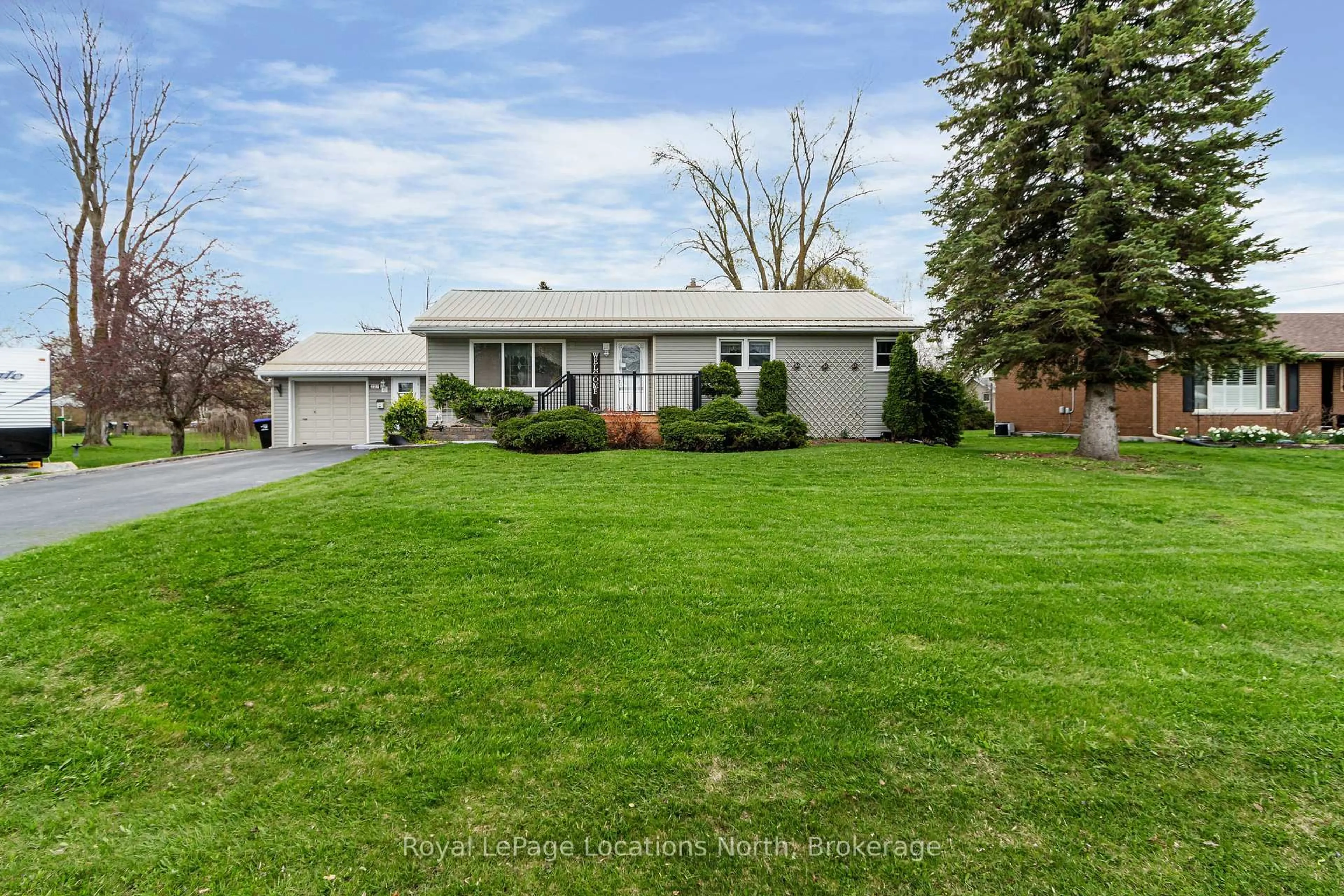 A pic from outside/outdoor area/front of a property/back of a property/a pic from drone, street for 227 Superior St, Clearview Ontario L0M 1S0