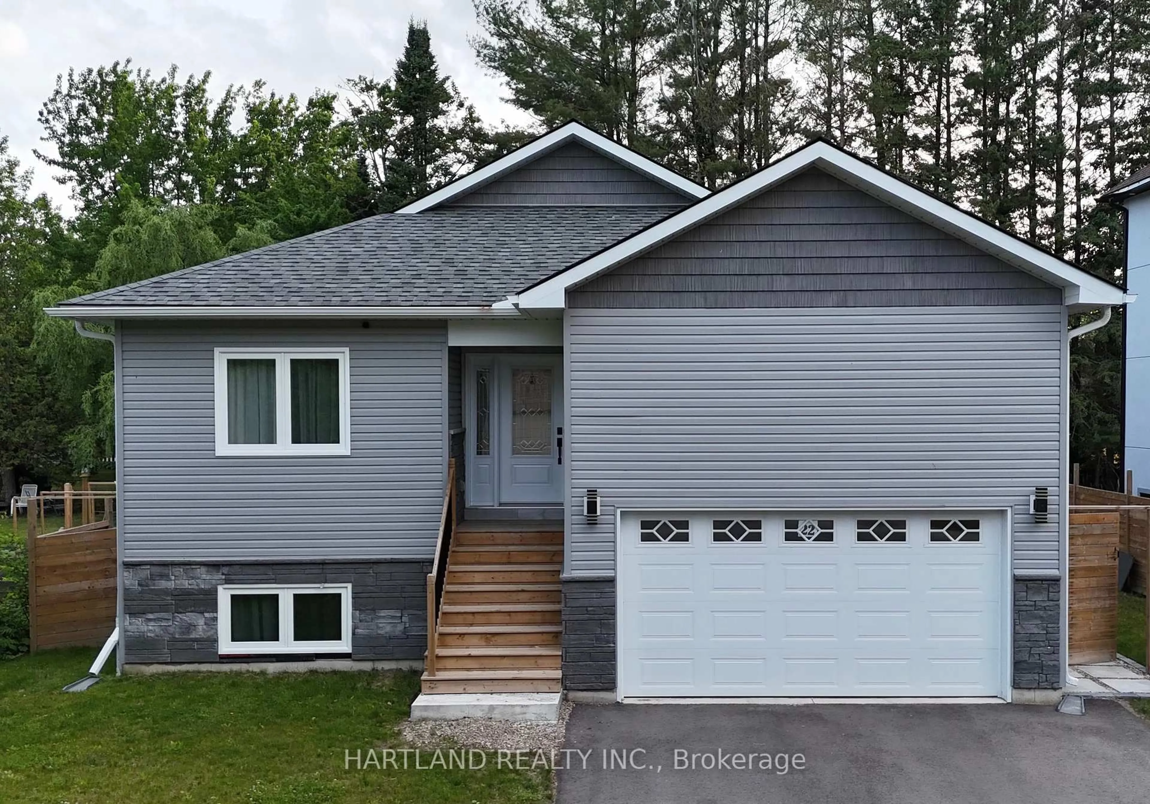 Home with vinyl exterior material, street for 22 Berkely St, Wasaga Beach Ontario L9Z 2N6