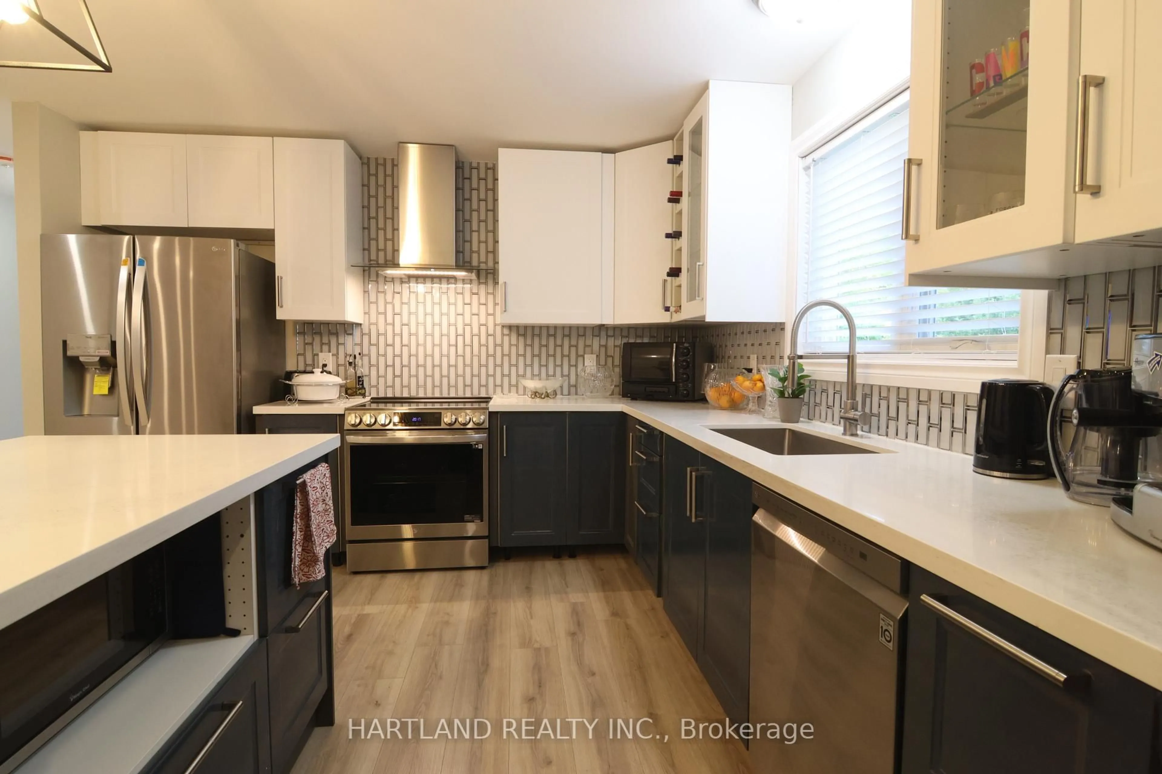 Open concept kitchen, unknown for 22 Berkely St, Wasaga Beach Ontario L9Z 2N6