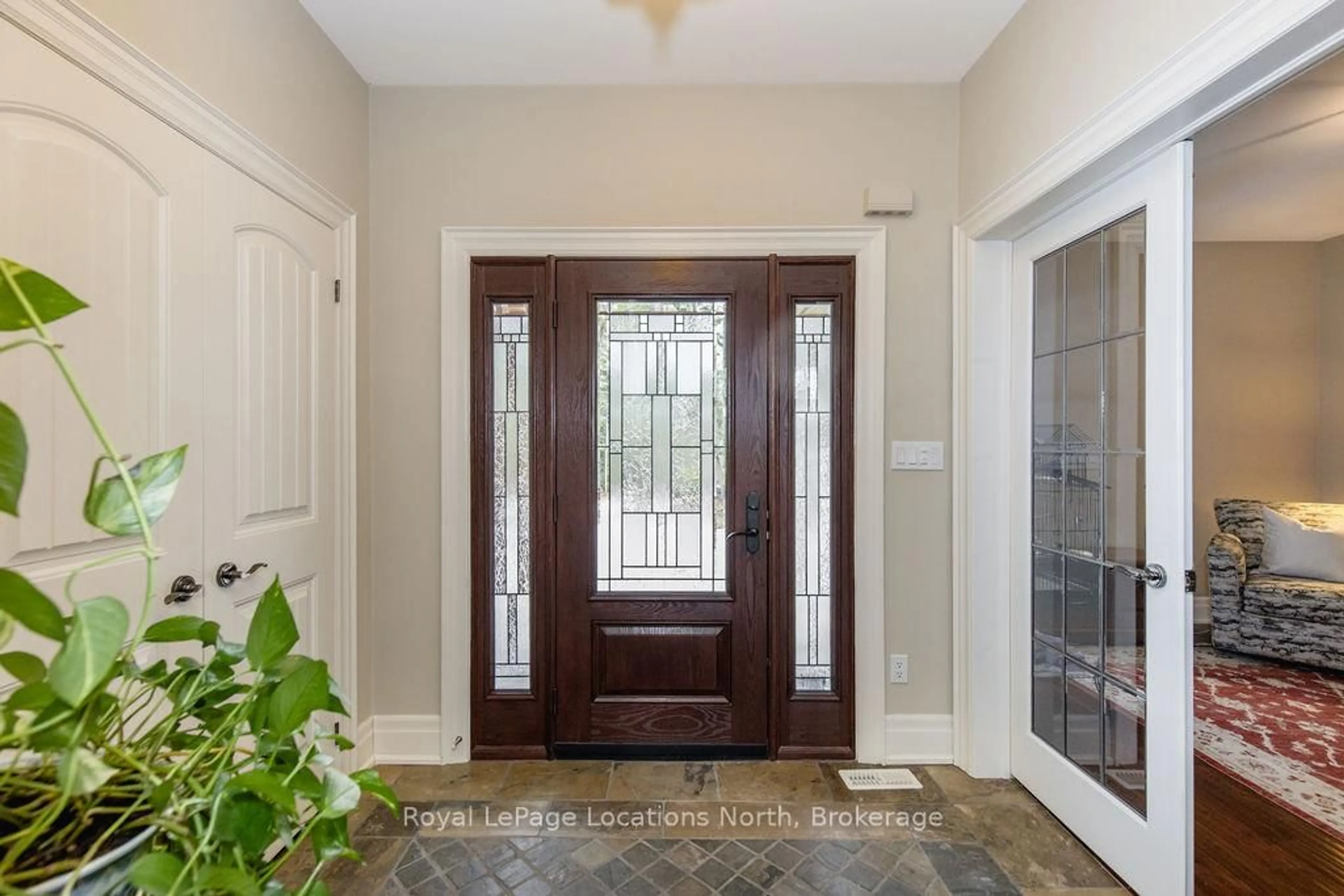 Indoor entryway for 119 Earl St, Wasaga Beach Ontario L9Z 2P5
