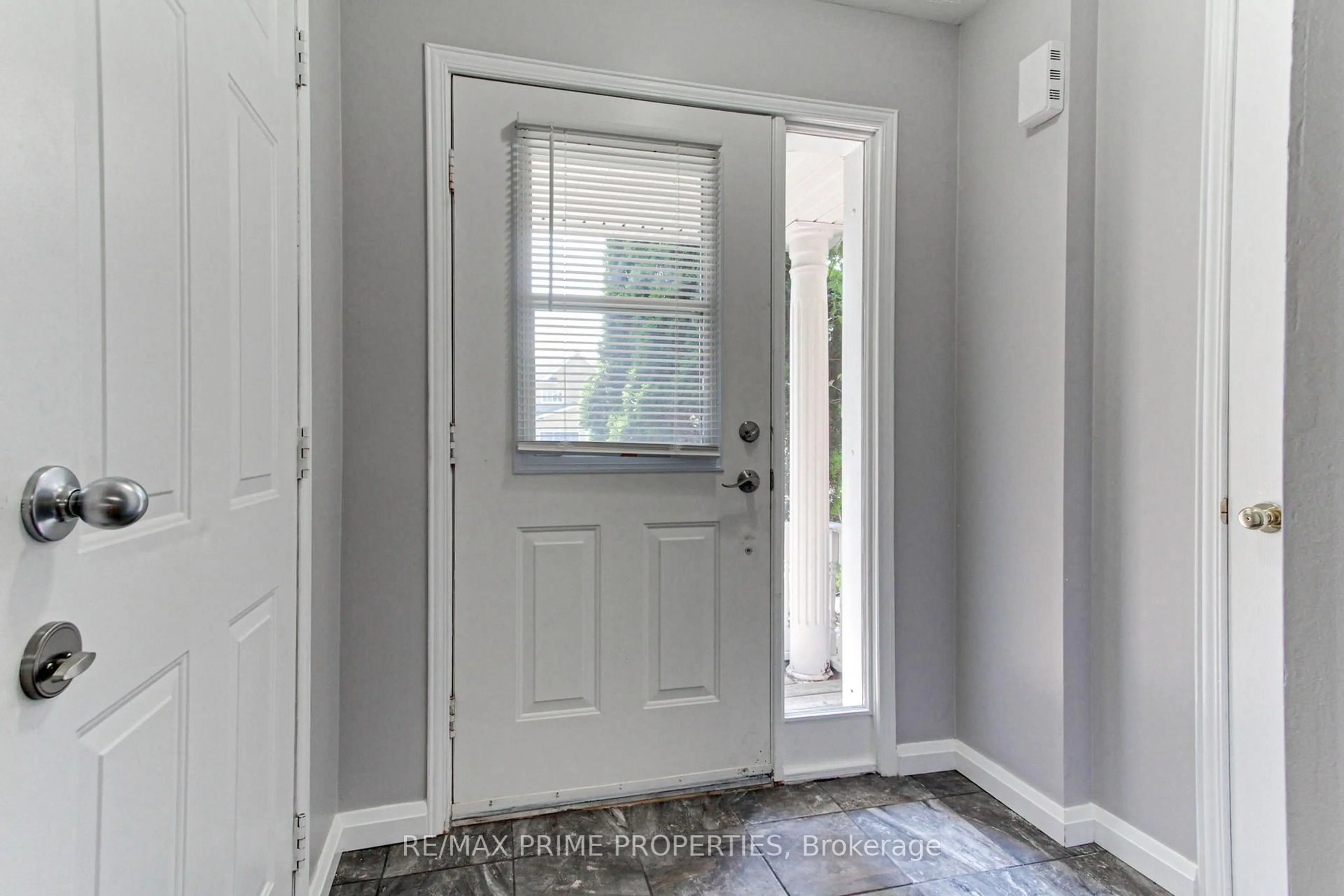 Indoor entryway for 85 Lyfytt Cres, Barrie Ontario L4N 7X5