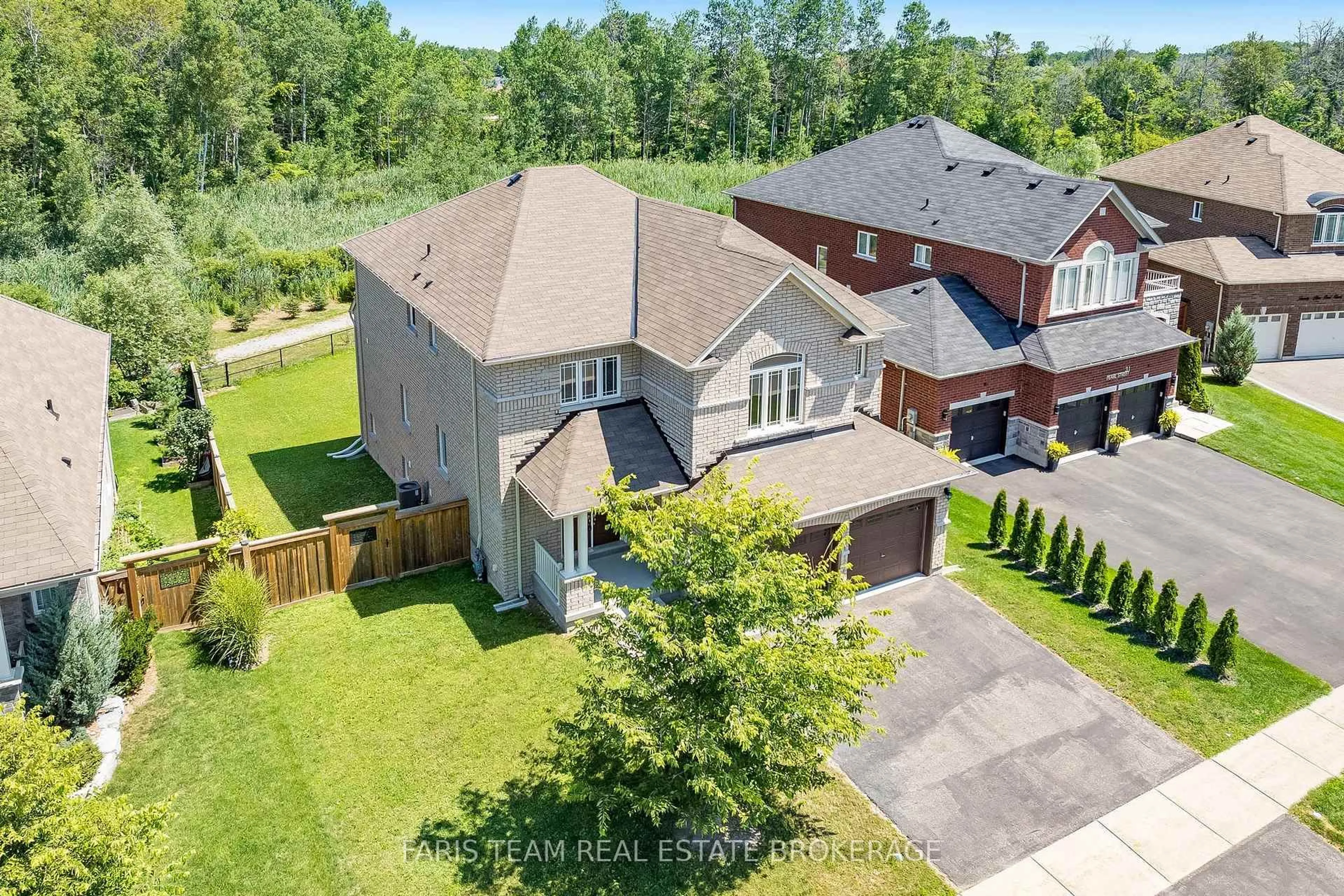 A pic from outside/outdoor area/front of a property/back of a property/a pic from drone, street for 33 Pearl St, Wasaga Beach Ontario L9Z 0G9