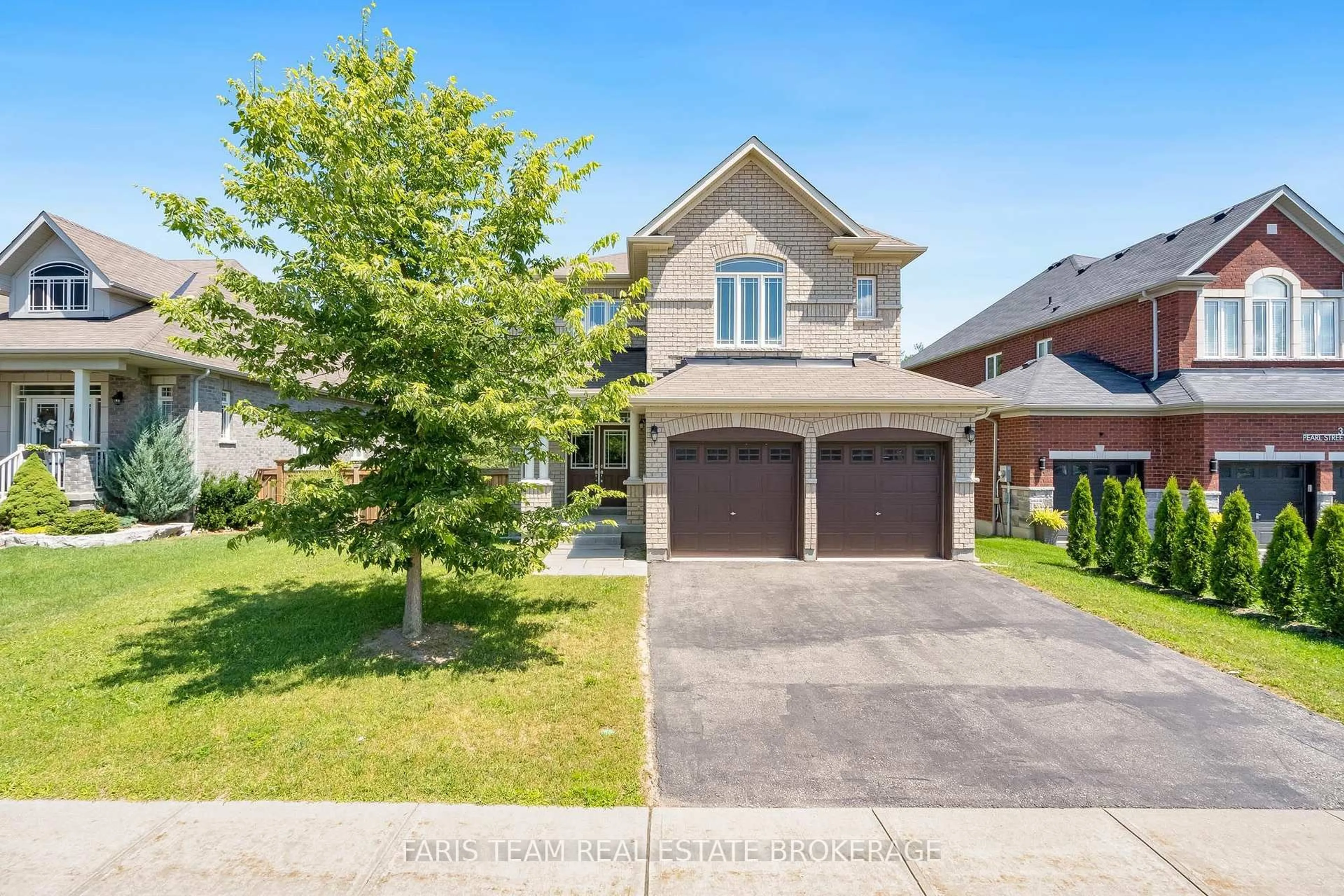 Home with brick exterior material, street for 33 Pearl St, Wasaga Beach Ontario L9Z 0G9