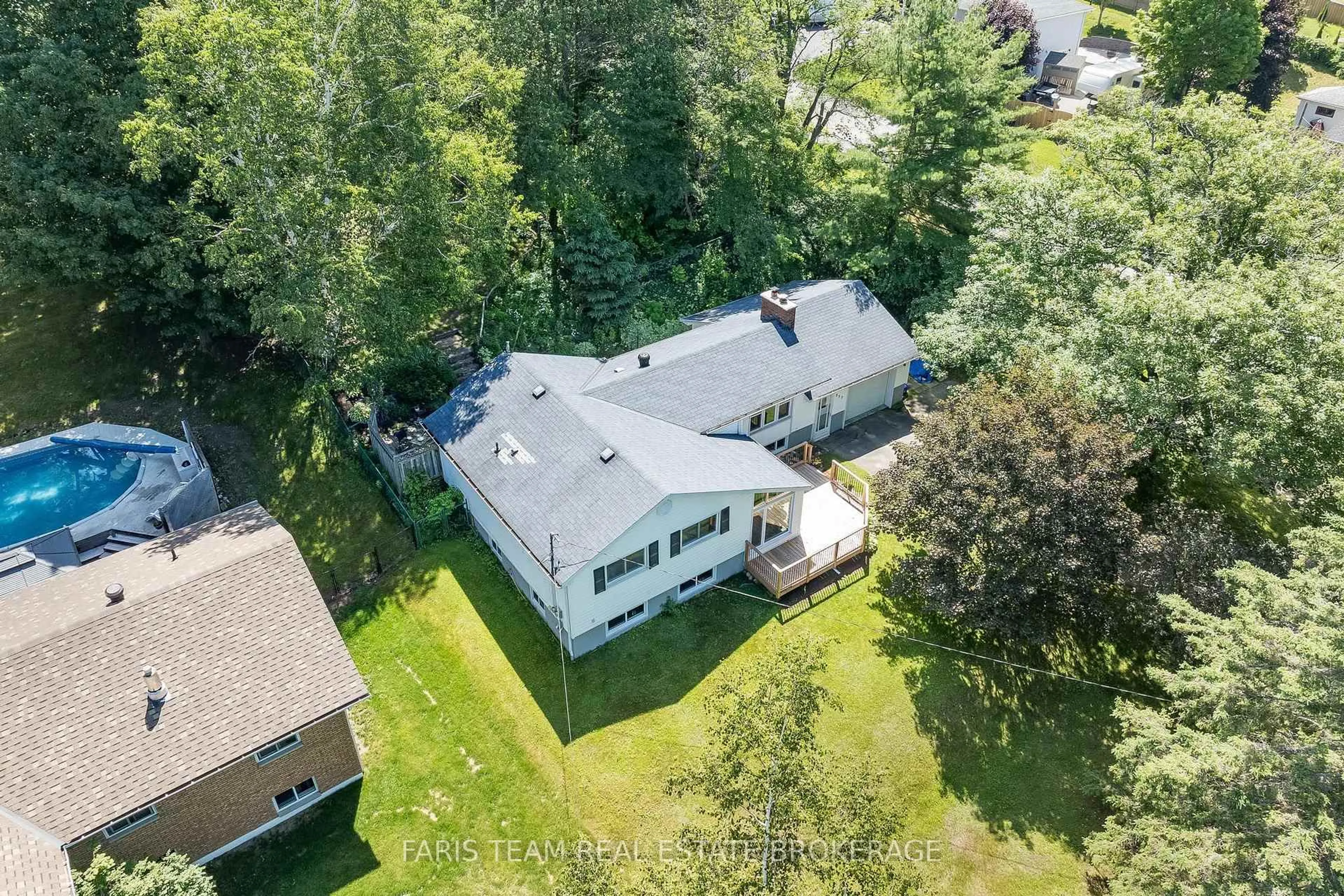 A pic from outside/outdoor area/front of a property/back of a property/a pic from drone, unknown for 257 Church St, Penetanguishene Ontario L9M 1G6
