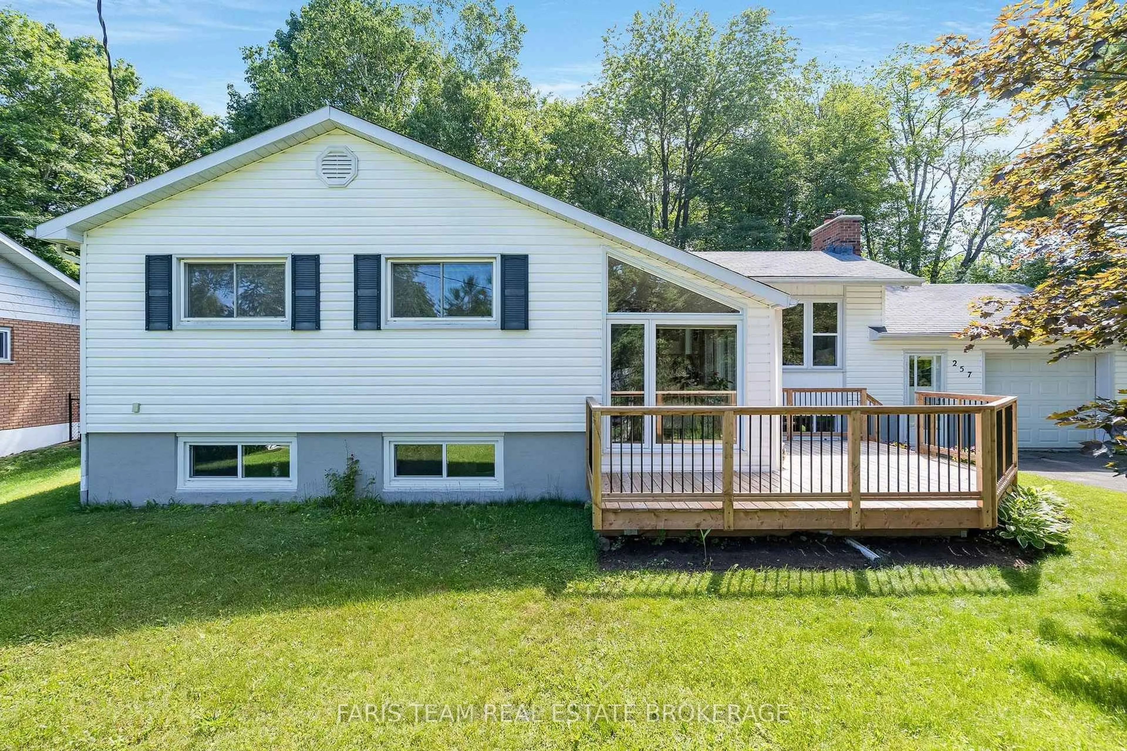 Home with vinyl exterior material, unknown for 257 Church St, Penetanguishene Ontario L9M 1G6