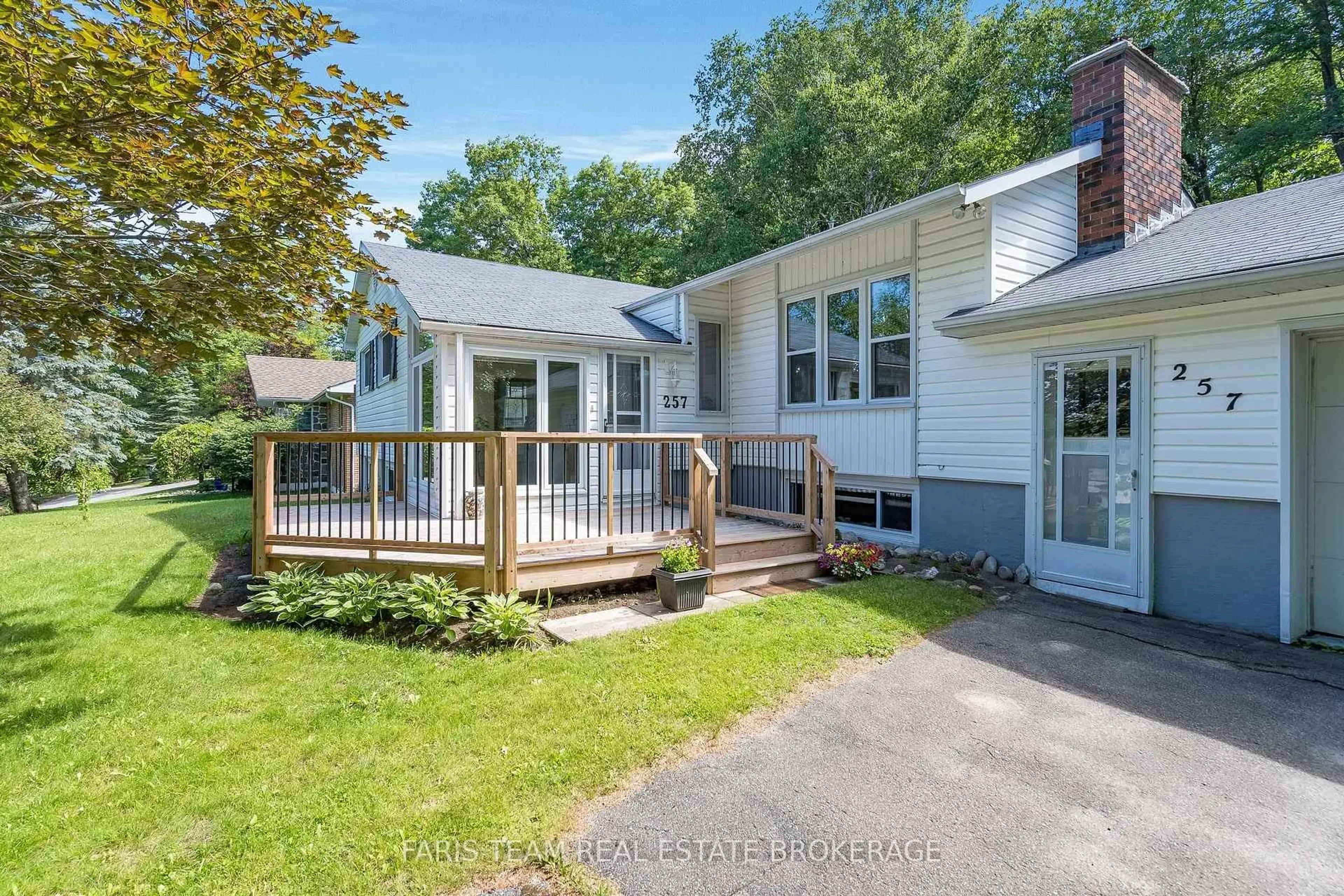 A pic from outside/outdoor area/front of a property/back of a property/a pic from drone, unknown for 257 Church St, Penetanguishene Ontario L9M 1G6