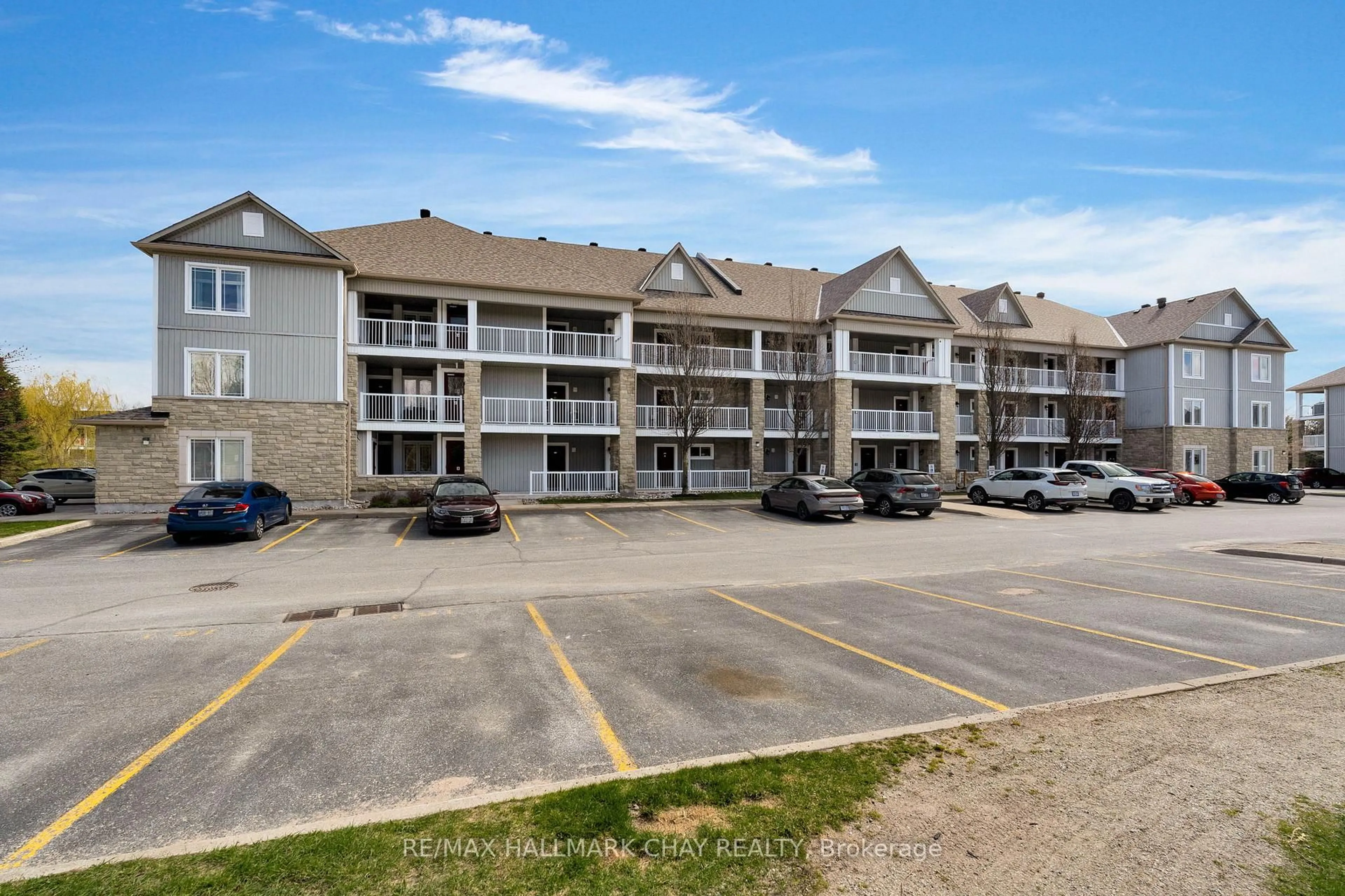 A pic from outside/outdoor area/front of a property/back of a property/a pic from drone, unknown for 40 Mulligan Lane #307, Wasaga Beach Ontario L9Z 0C5