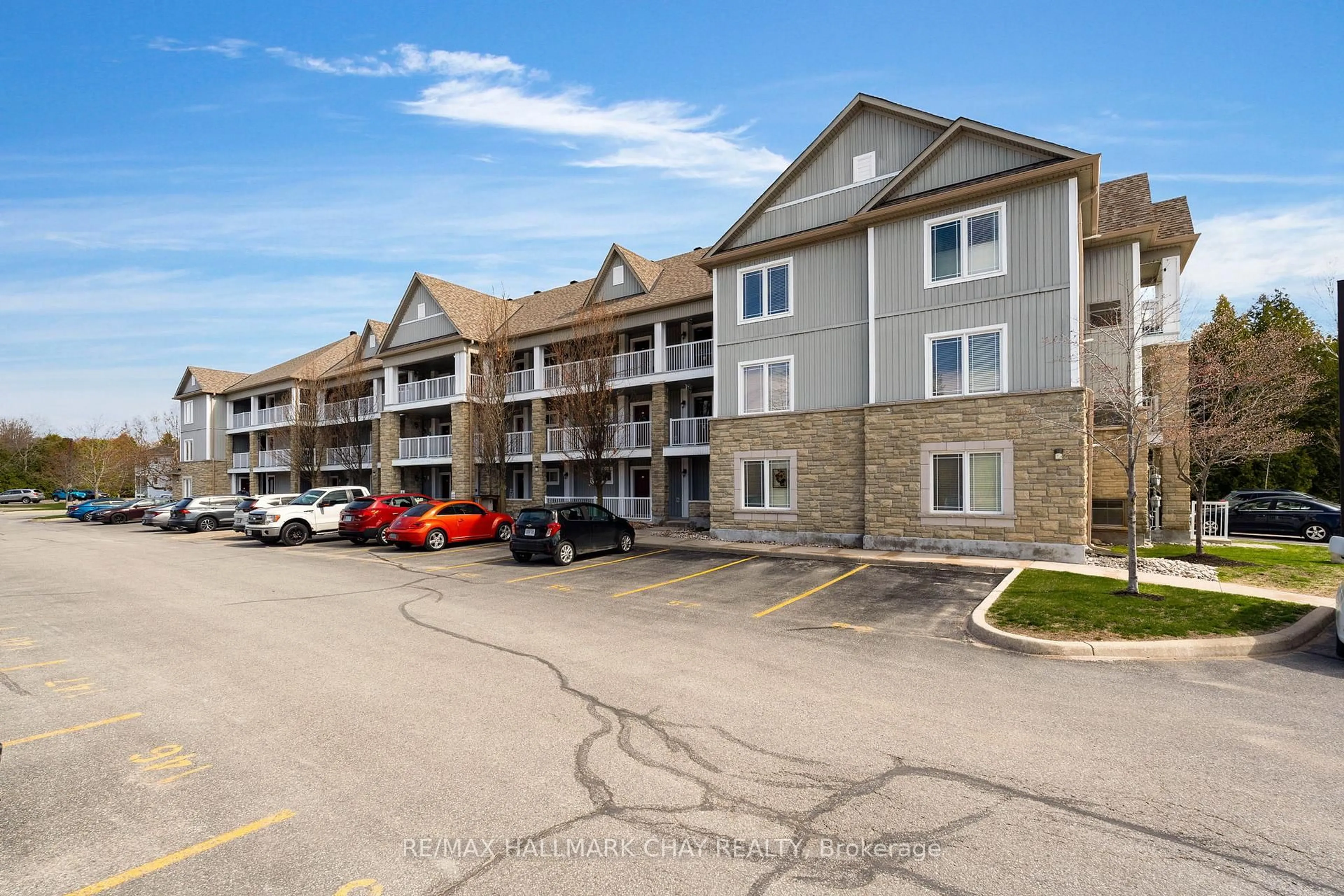 A pic from outside/outdoor area/front of a property/back of a property/a pic from drone, building for 40 Mulligan Lane #307, Wasaga Beach Ontario L9Z 0C5