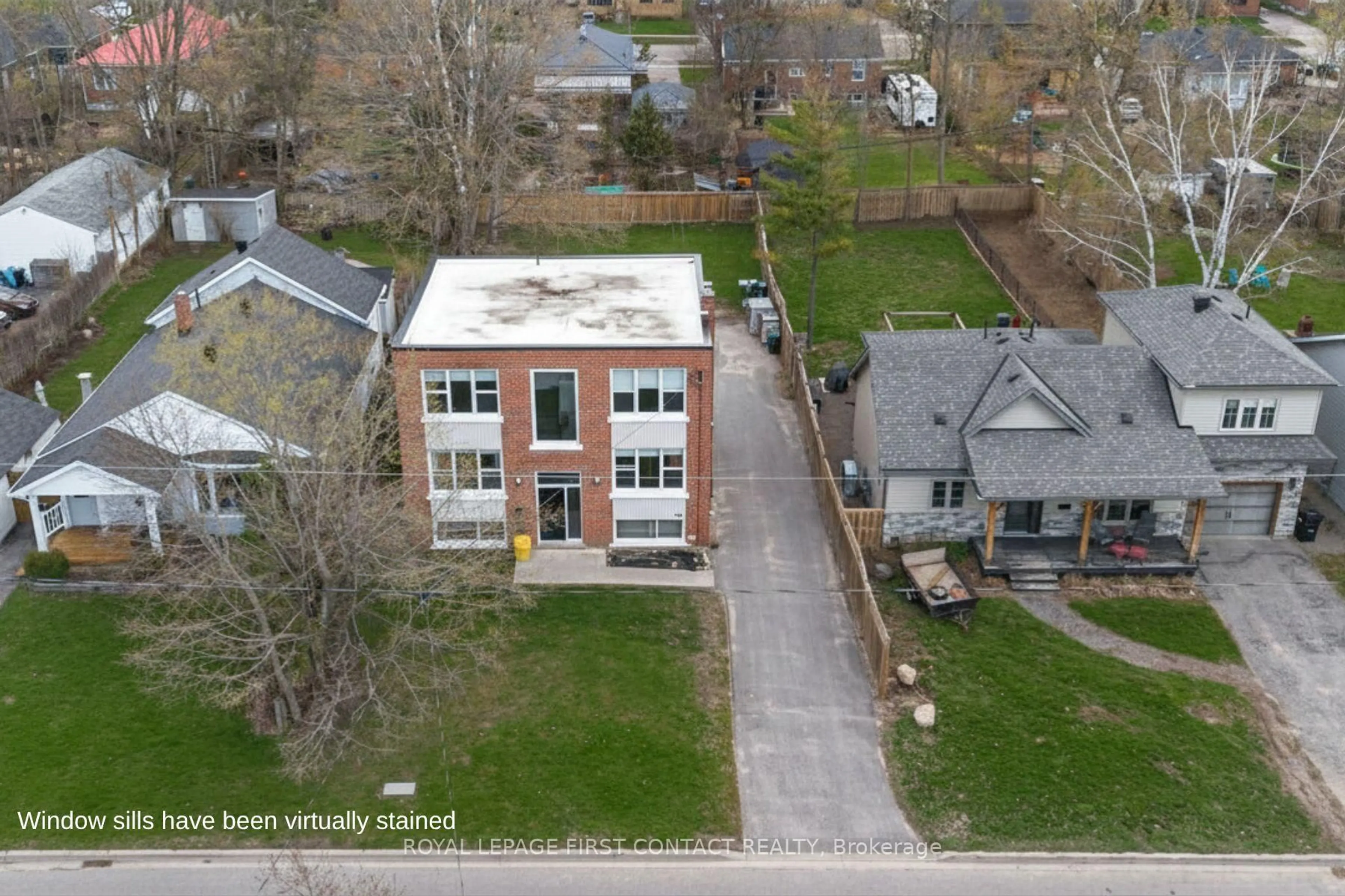 A pic from outside/outdoor area/front of a property/back of a property/a pic from drone, building for 134 Napier St, Barrie Ontario L4M 1W5