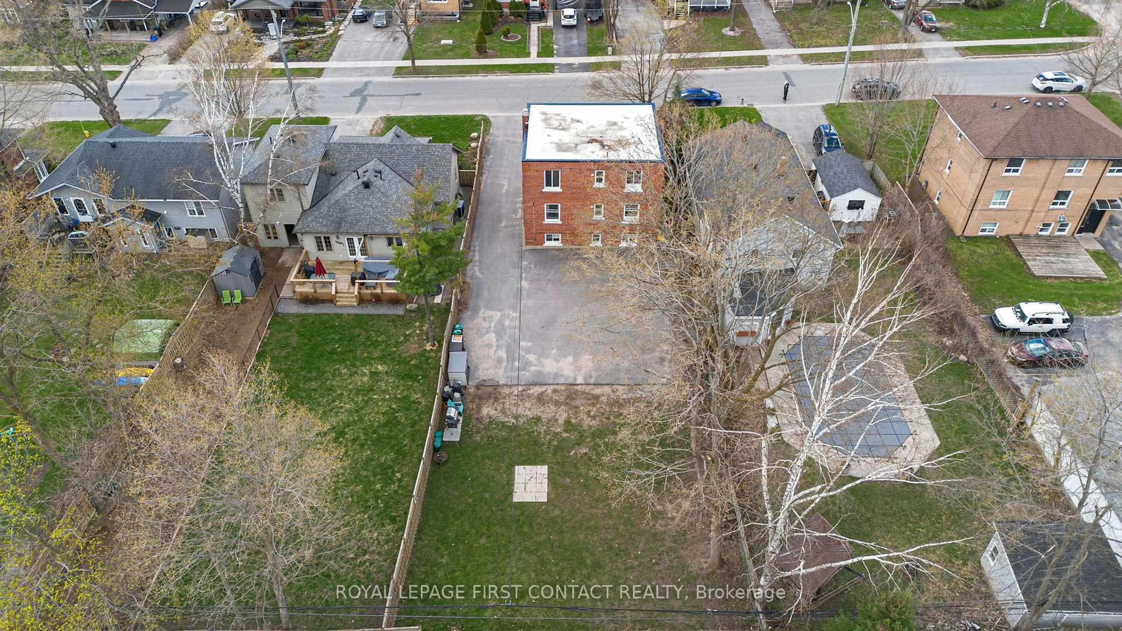 A pic from outside/outdoor area/front of a property/back of a property/a pic from drone, street for 134 Napier St, Barrie Ontario L4M 1W5