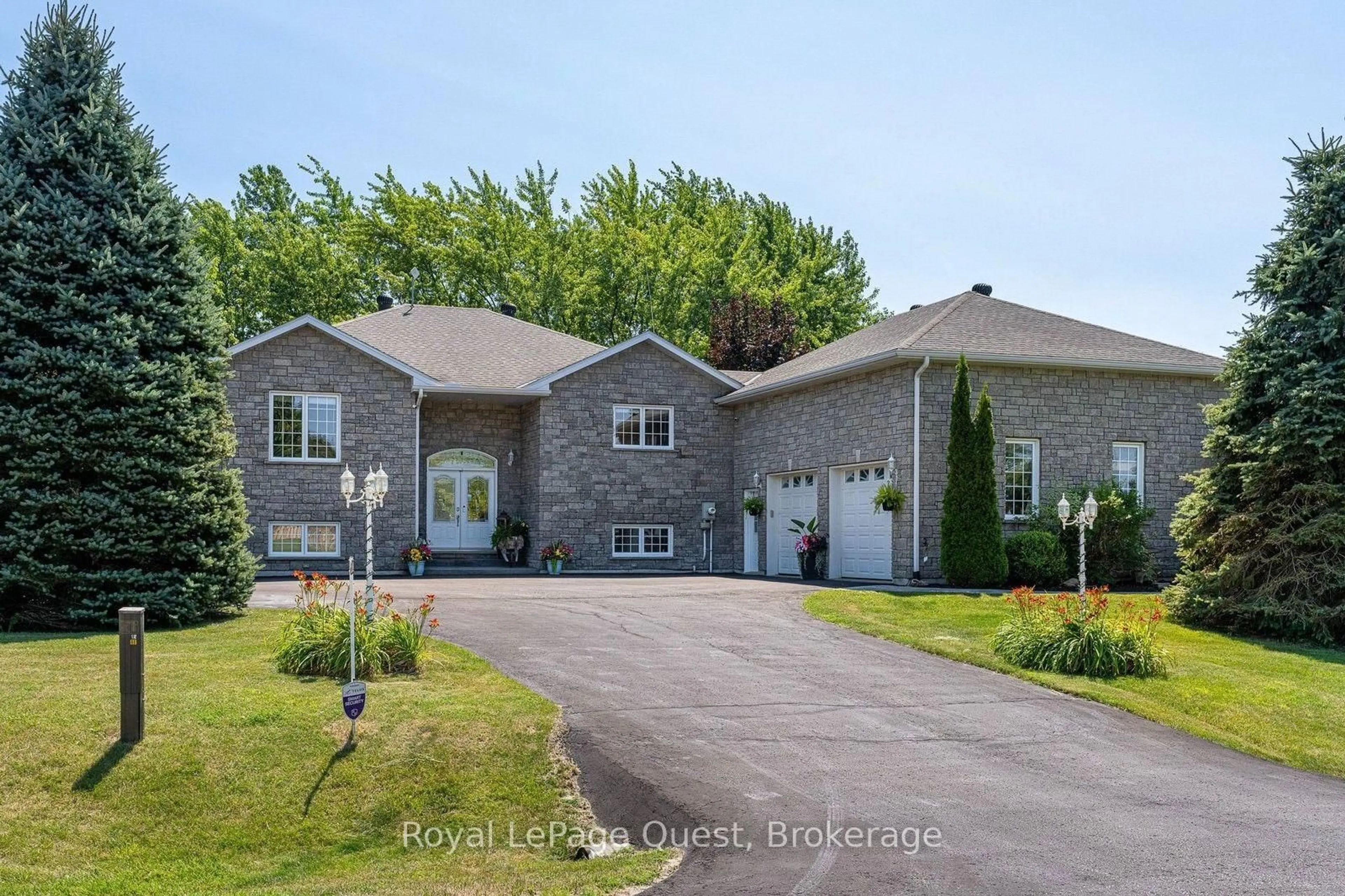 A pic from outside/outdoor area/front of a property/back of a property/a pic from drone, street for 20 Rue Eric, Tiny Ontario L9M 0H1