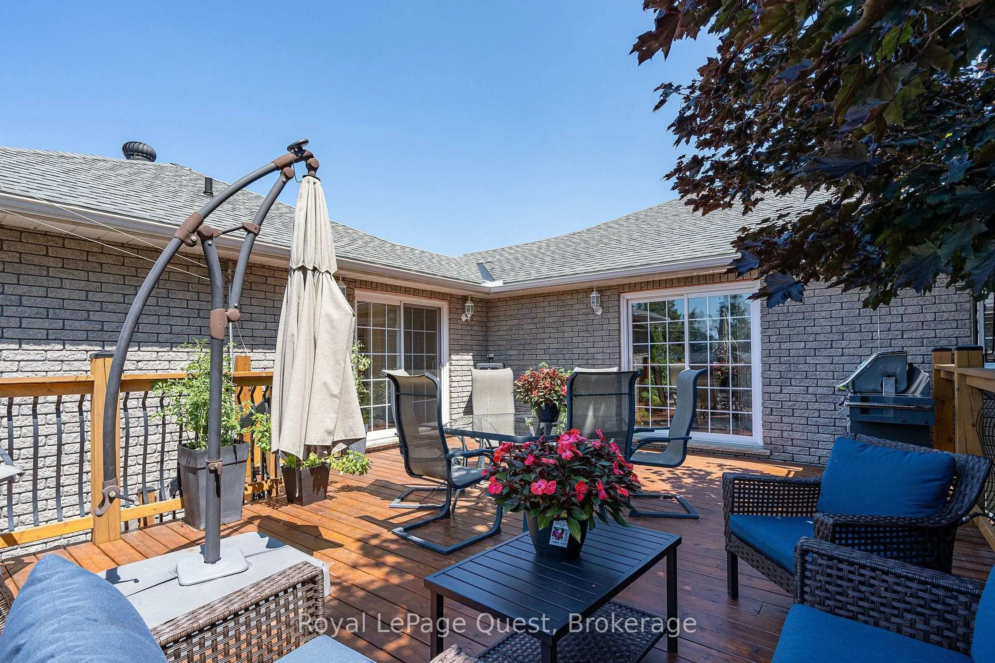 Patio, street for 20 Rue Eric, Tiny Ontario L9M 0H1
