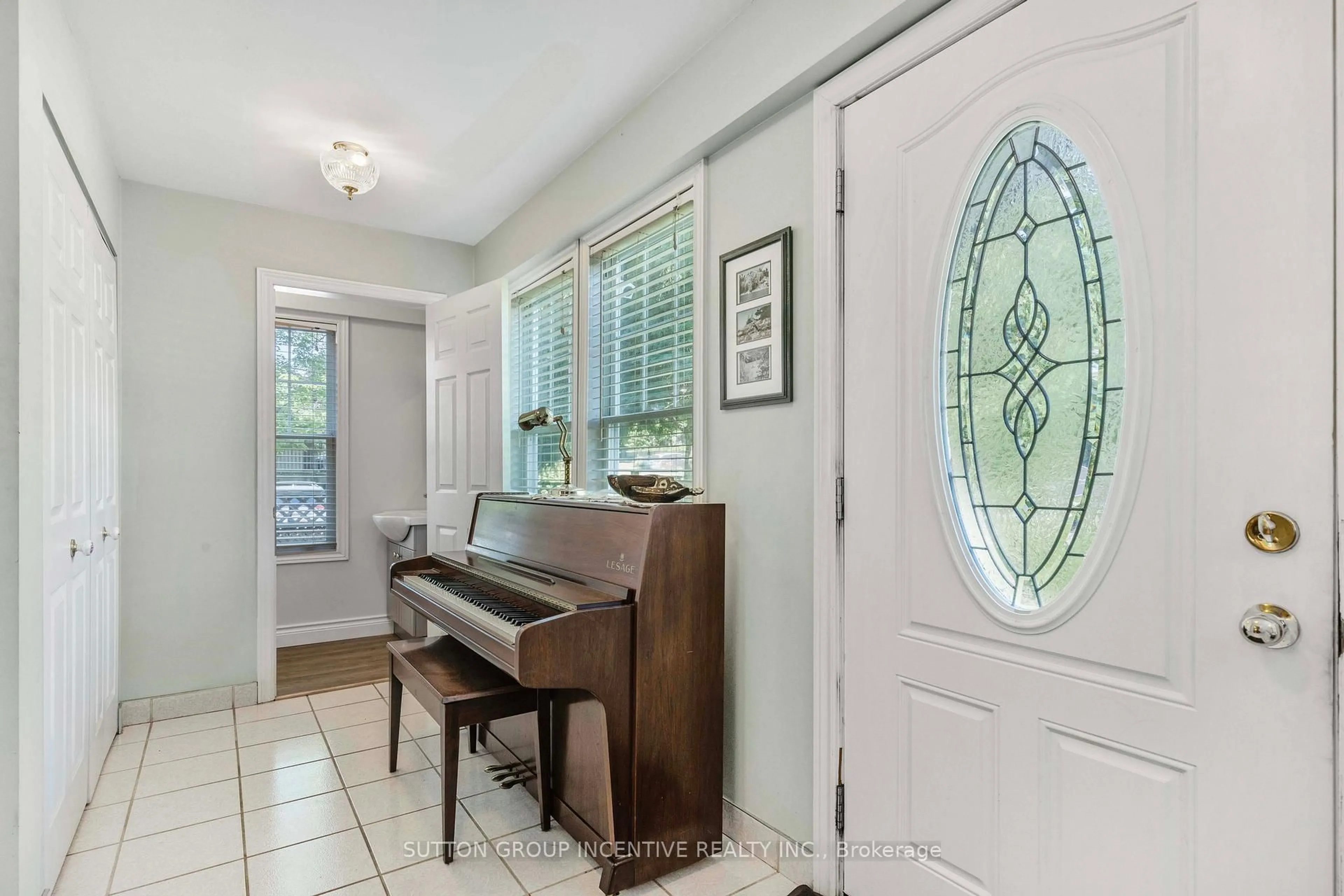 Indoor entryway for 149 Blake St, Barrie Ontario L4M 1K4