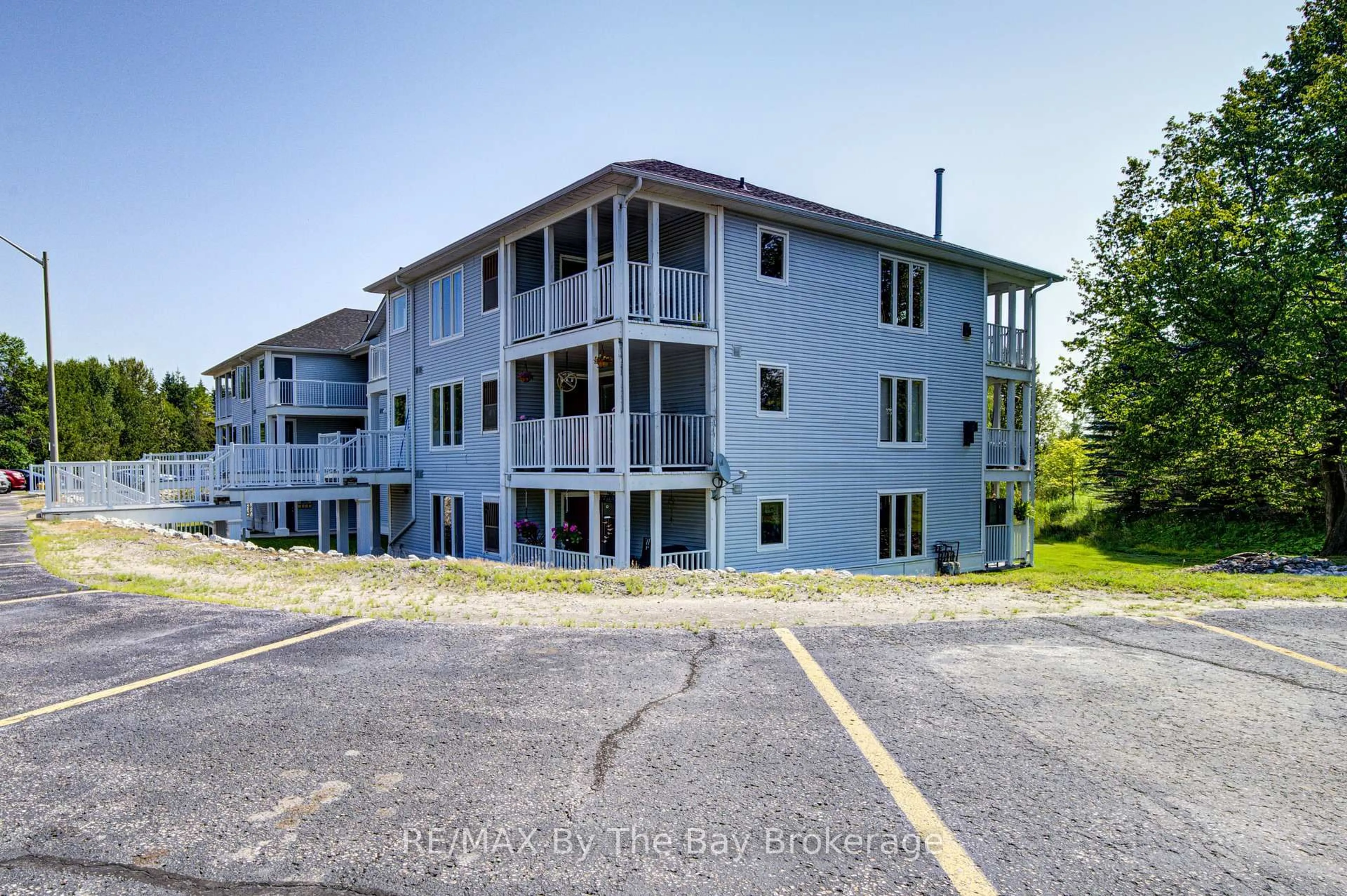 A pic from outside/outdoor area/front of a property/back of a property/a pic from drone, unknown for 30 Mulligan Lane #8, Wasaga Beach Ontario L9Z 1C4