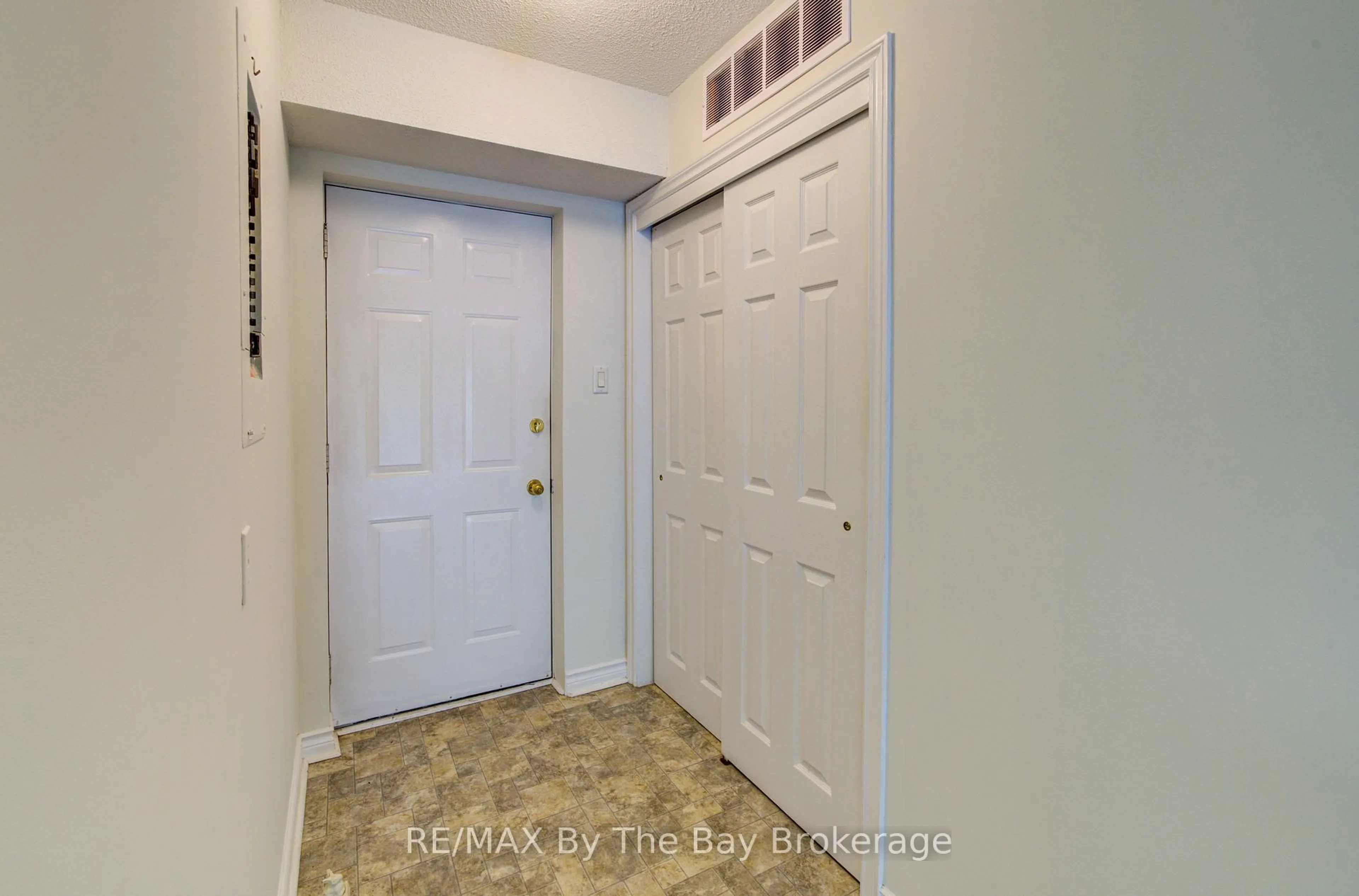 Indoor entryway for 30 Mulligan Lane #8, Wasaga Beach Ontario L9Z 1C4