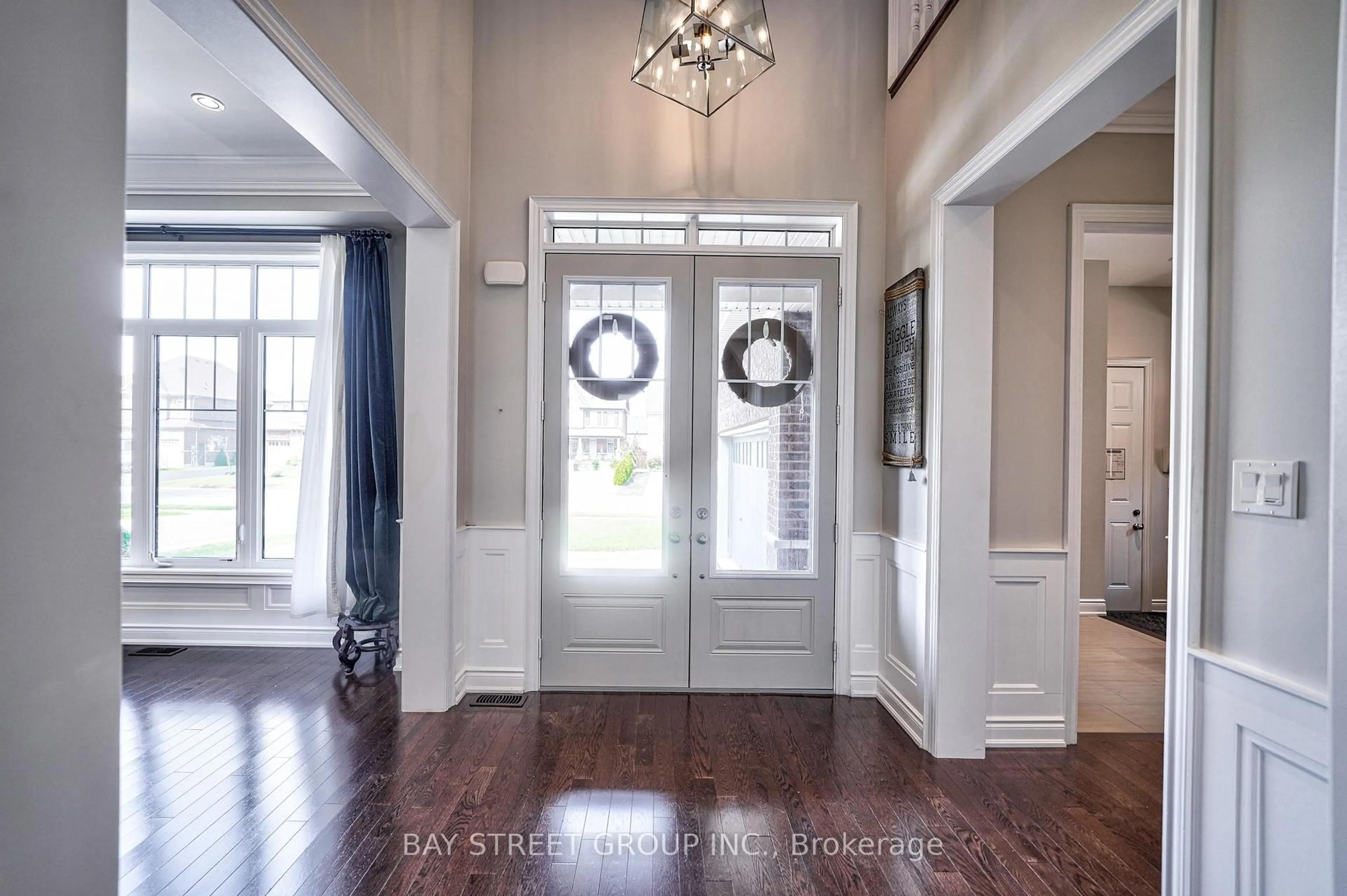 Indoor entryway for 23 Trail Blvd, Springwater Ontario L9X 0S3