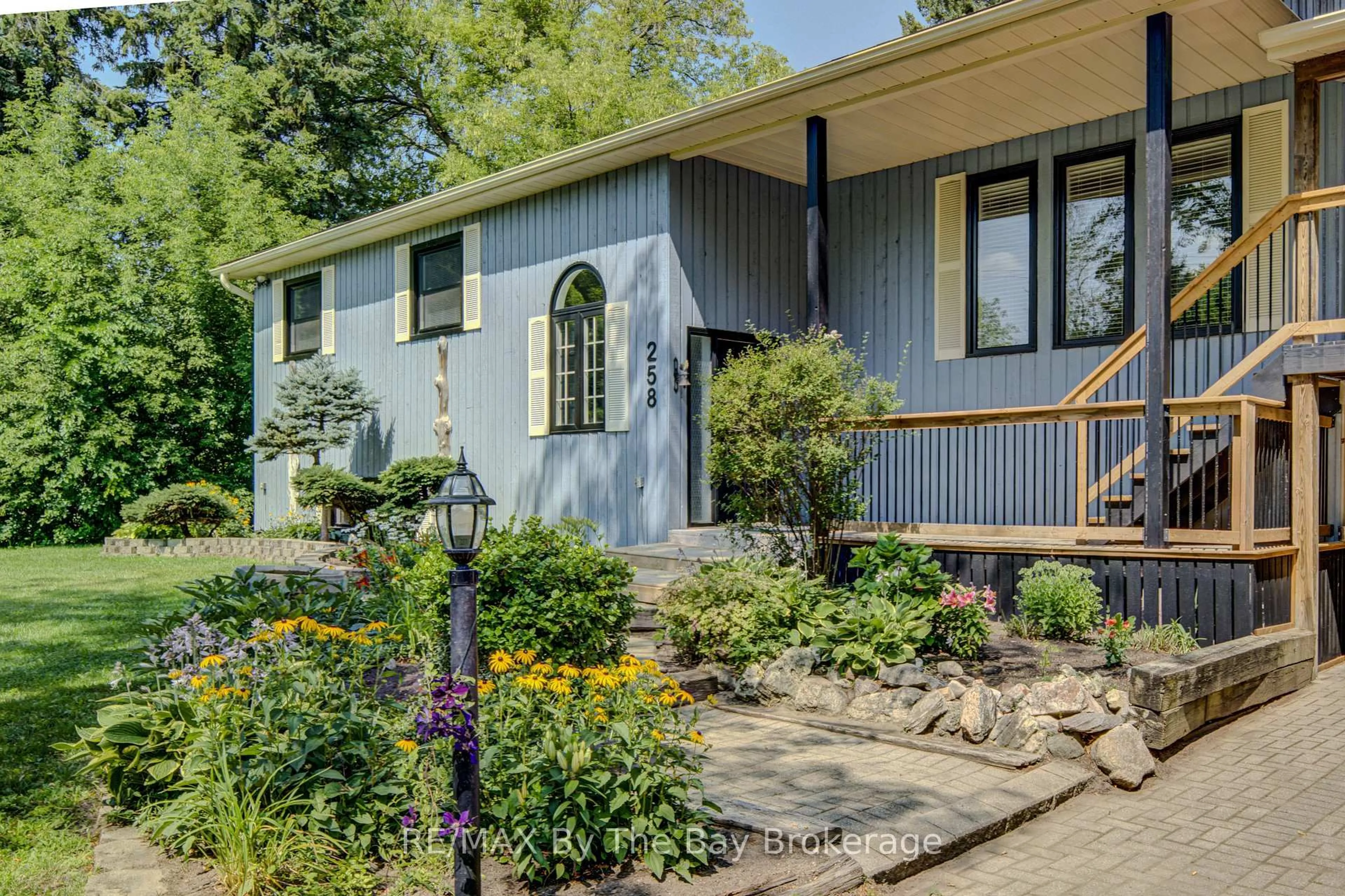 Home with vinyl exterior material, unknown for 258 Sunnidale St, Clearview Ontario L0M 1S0
