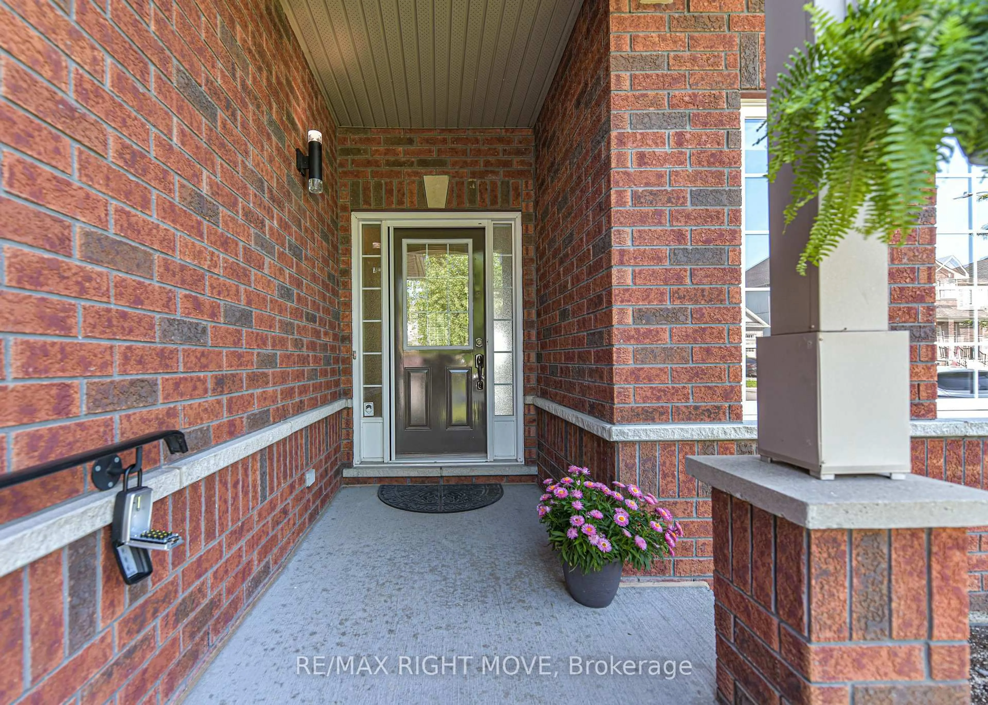Indoor entryway for 97 Atlantis Dr, Orillia Ontario L3V 0A8