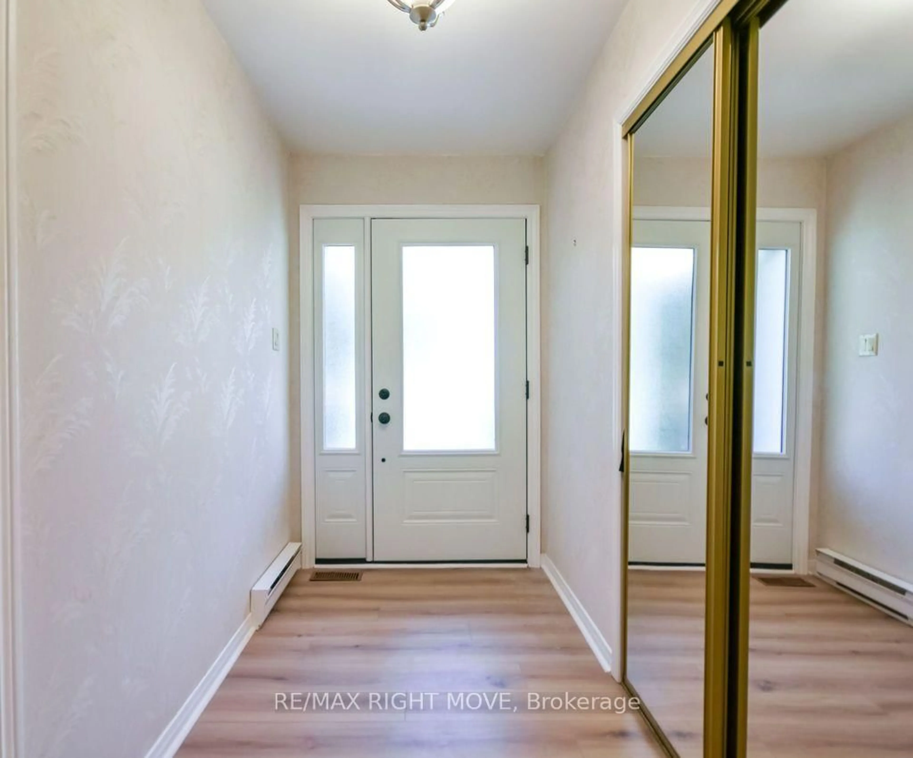 Indoor entryway for 3263 SHOREVIEW Dr, Severn Ontario L0K 2B0