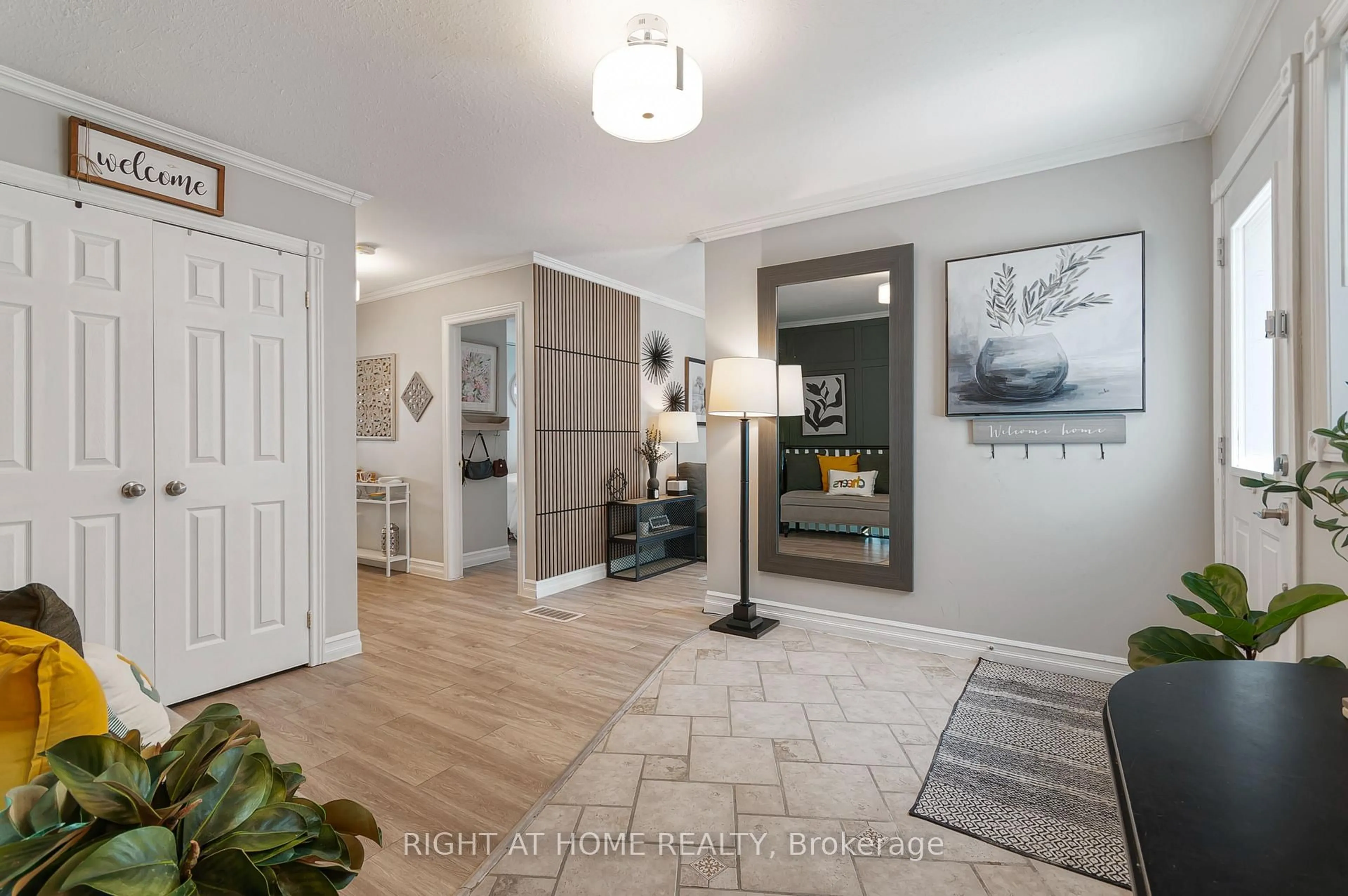 Indoor entryway for 174 Sundew Dr, Barrie Ontario L4N 9N1