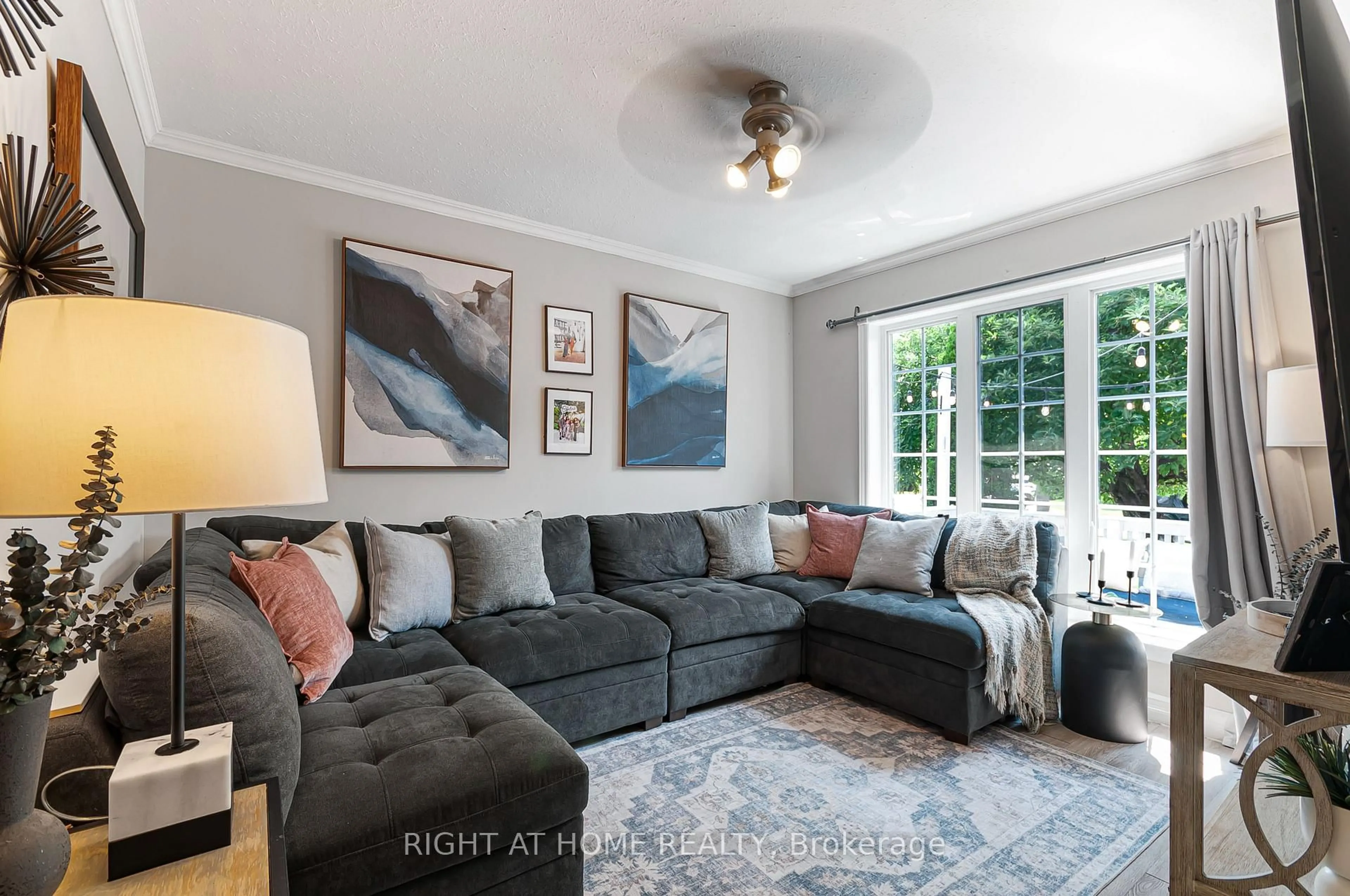 Living room with furniture, unknown for 174 Sundew Dr, Barrie Ontario L4N 9N1