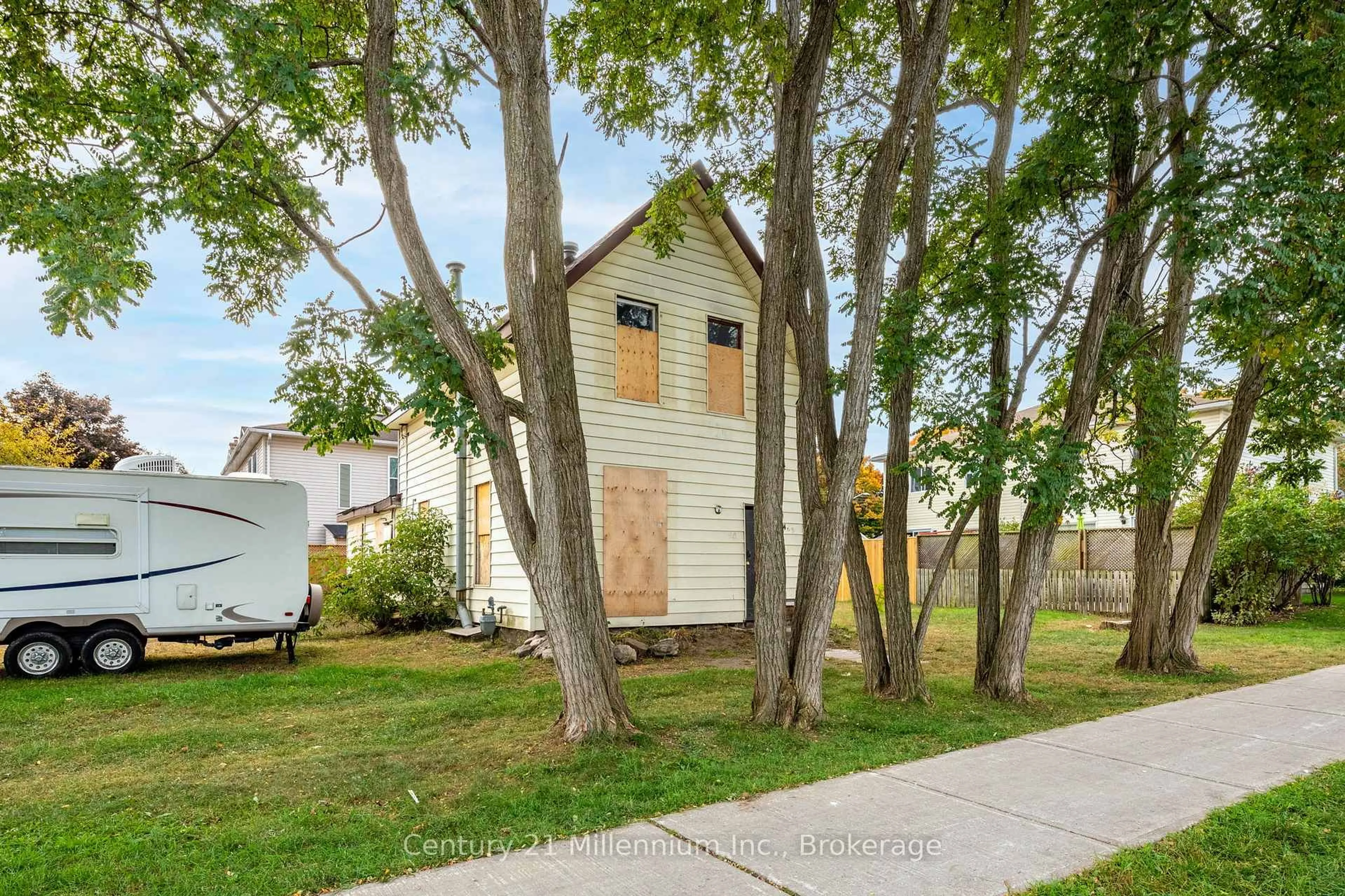 Shed for 469 Robert St, Midland Ontario L4R 2M4