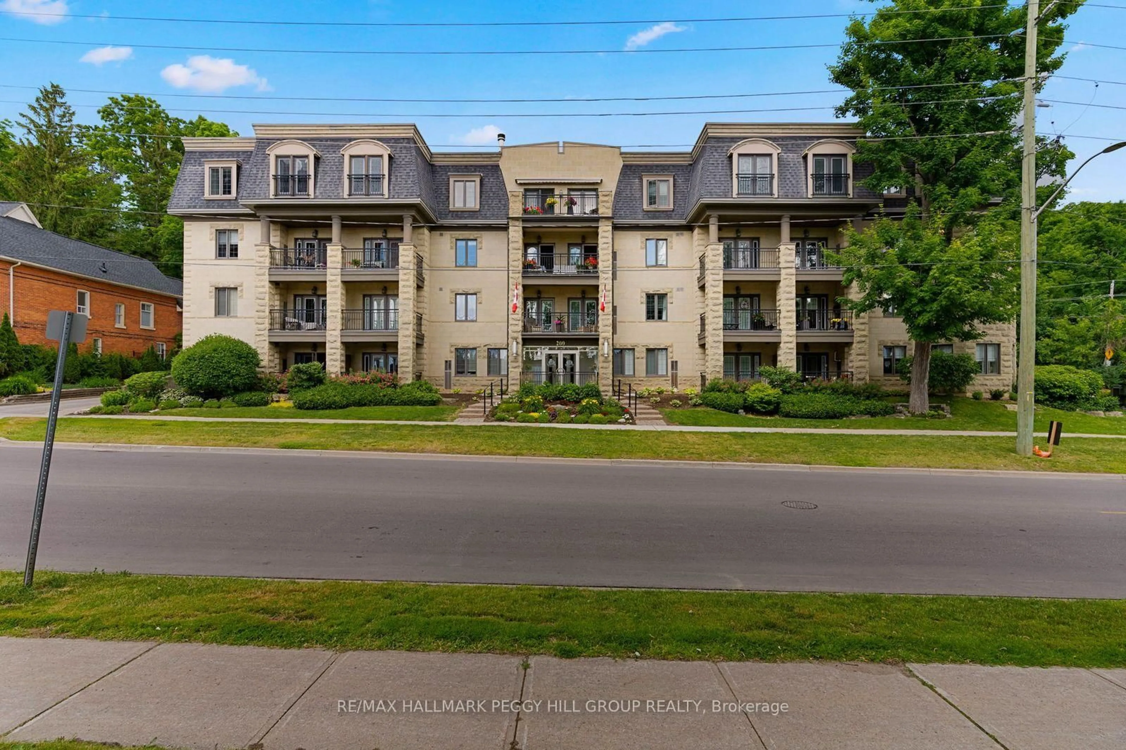 A pic from outside/outdoor area/front of a property/back of a property/a pic from drone, unknown for 200 Collier St #104, Barrie Ontario L4M 1H7
