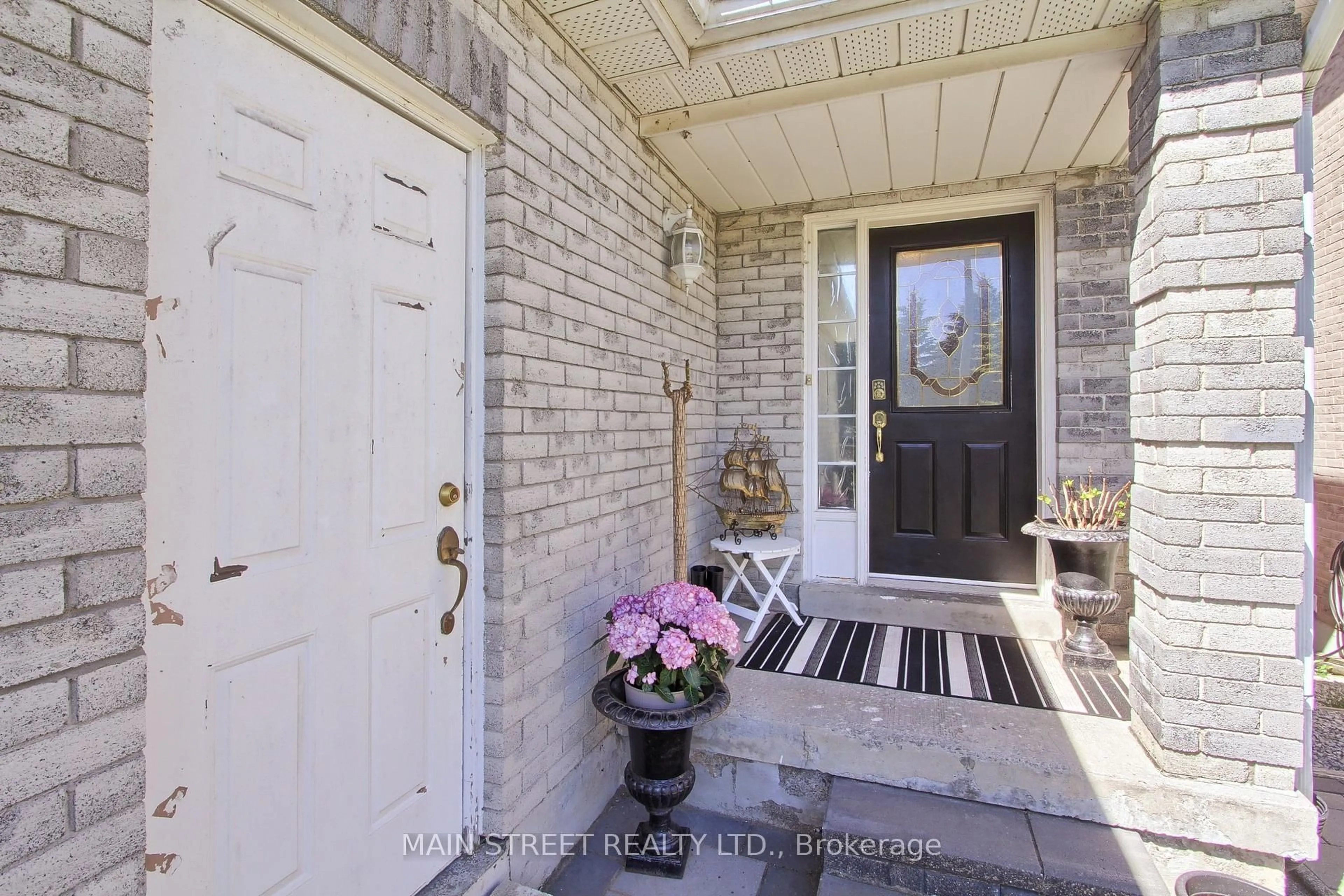 Indoor entryway for 38 Sundew Dr, Barrie Ontario L4N 9L8
