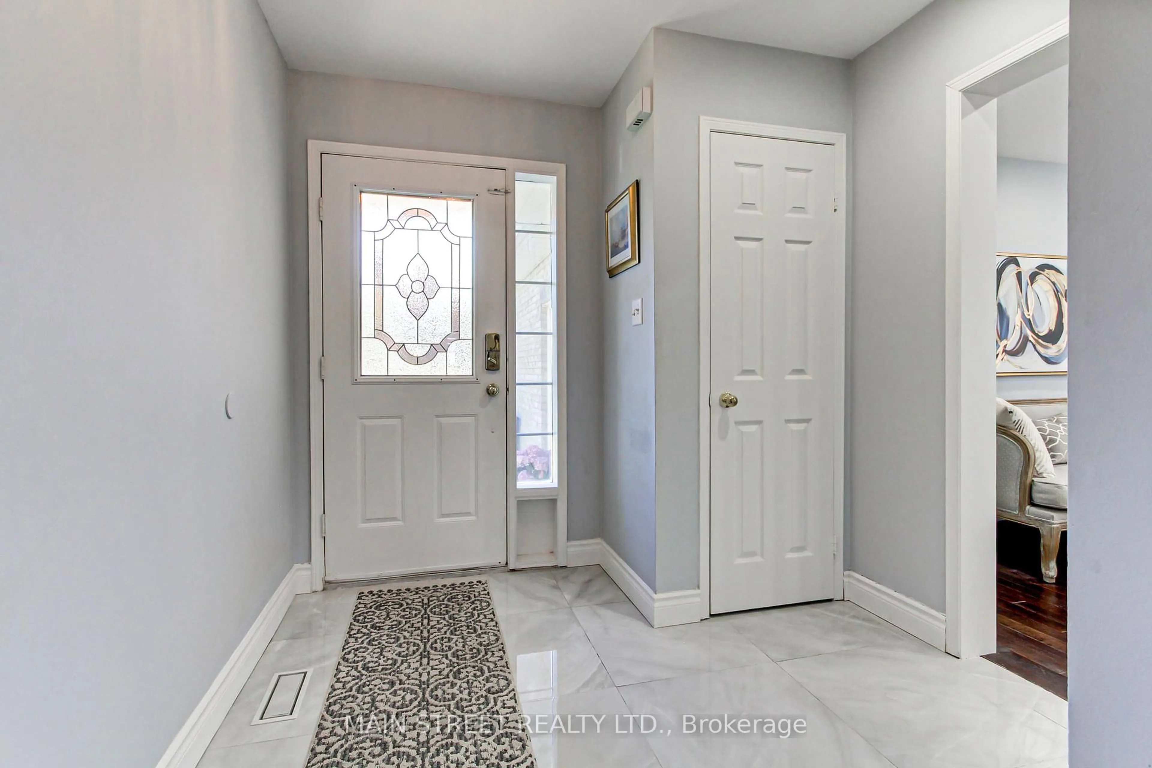 Indoor entryway for 38 Sundew Dr, Barrie Ontario L4N 9L8