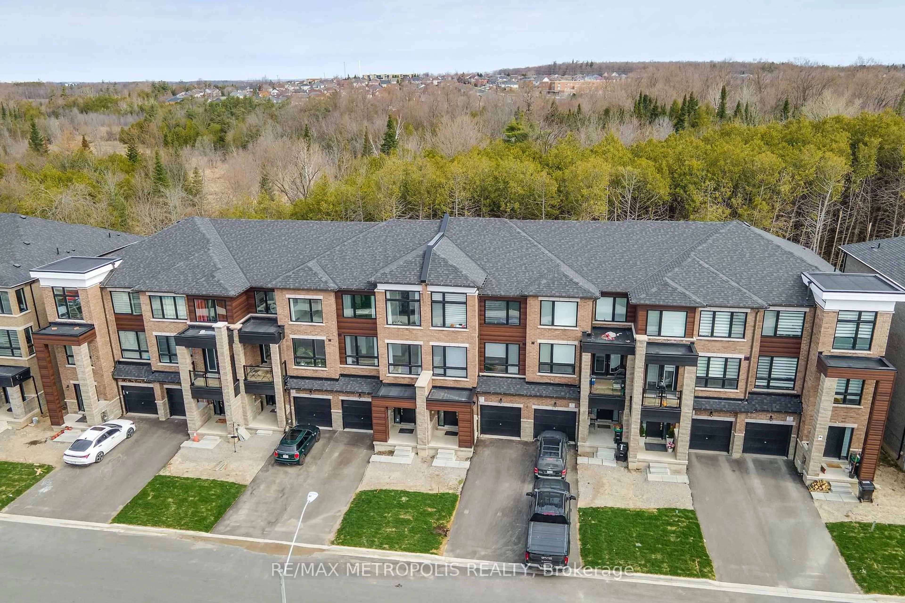 A pic from outside/outdoor area/front of a property/back of a property/a pic from drone, unknown for 132 Blue Forest Cres, Barrie Ontario L4M 7J6