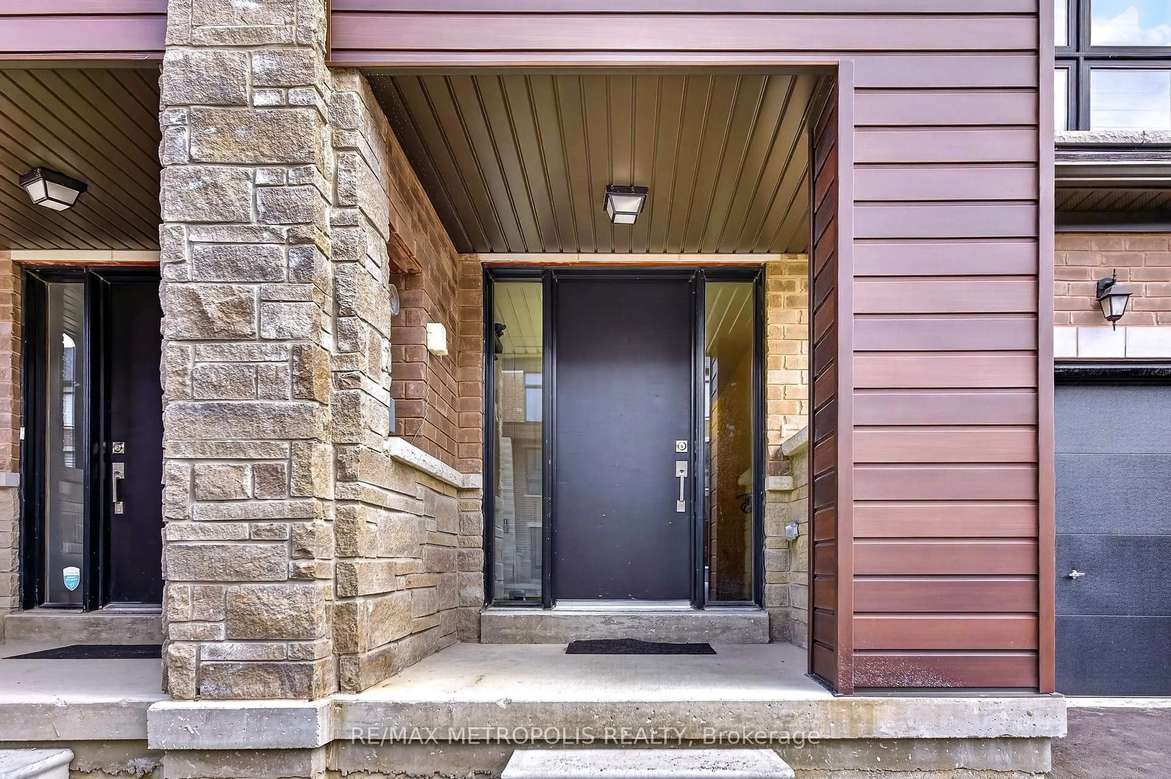 Indoor entryway for 132 Blue Forest Cres, Barrie Ontario L4M 7J6
