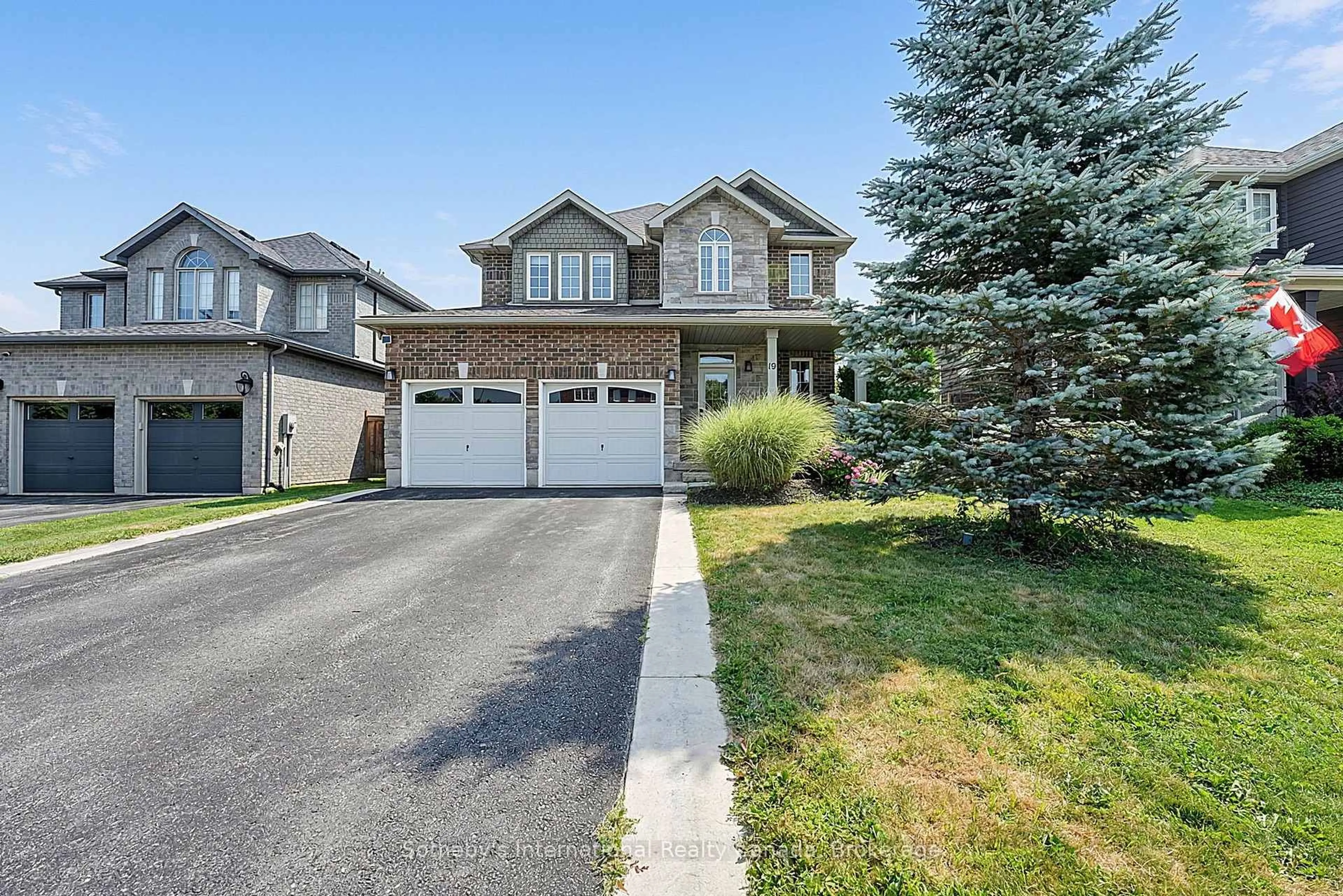 Home with vinyl exterior material, street for 19 Garbutt Cres, Collingwood Ontario L9Y 0H5