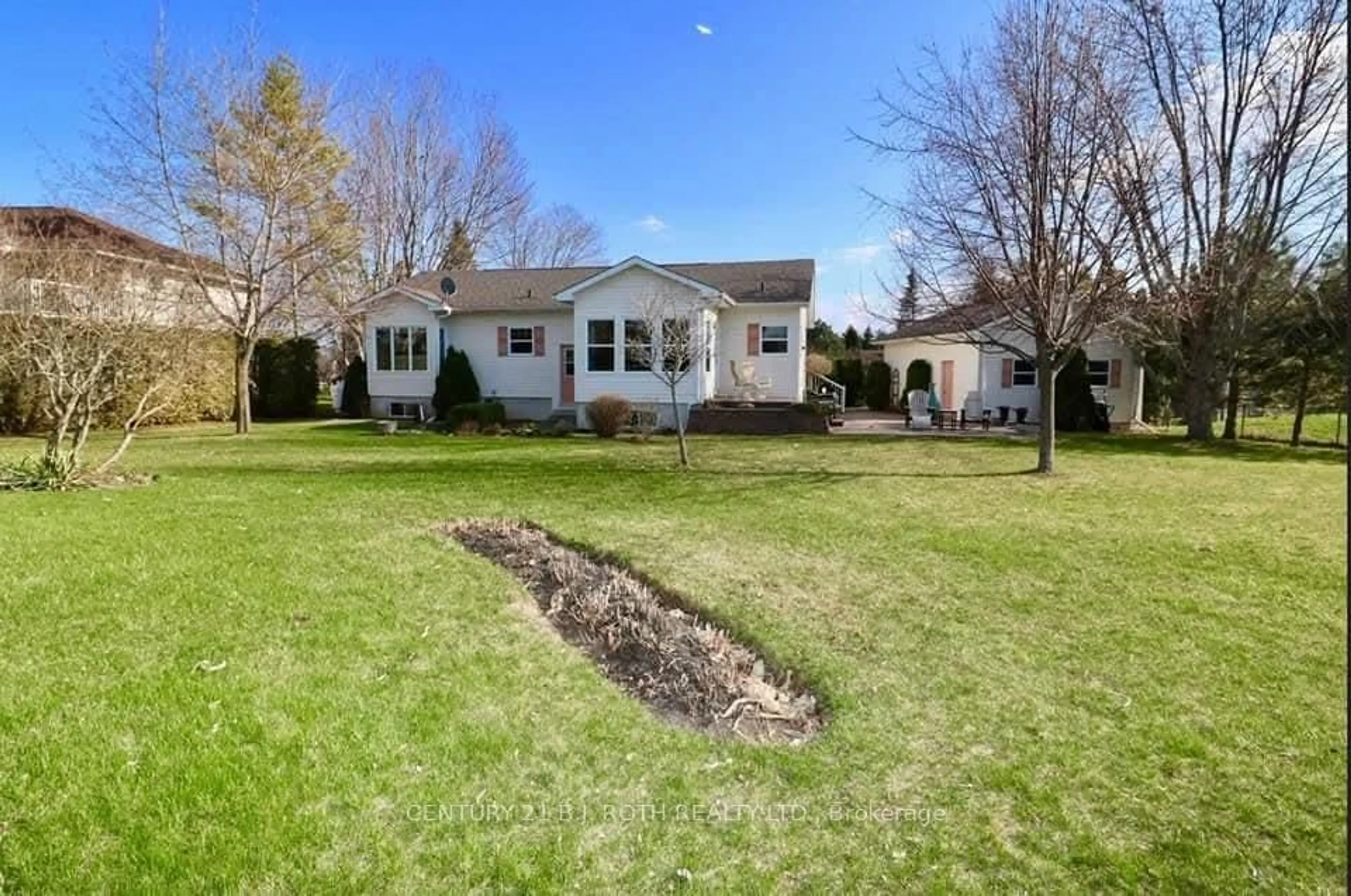 A pic from outside/outdoor area/front of a property/back of a property/a pic from drone, street for 2811 Stephen Dr, Ramara Ontario L0K 1B0