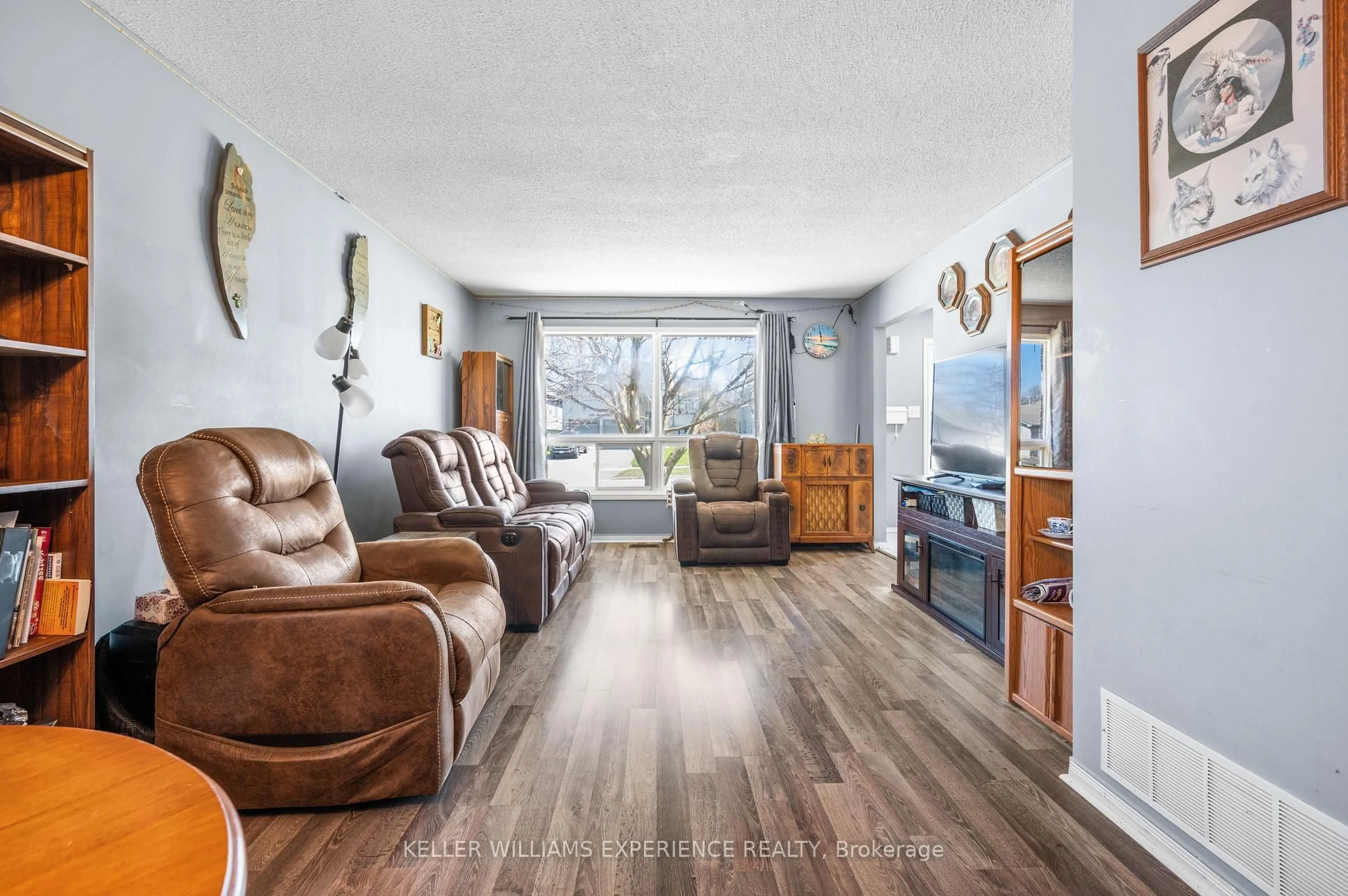 Living room with furniture, wood/laminate floor for 321 Park St, Orillia Ontario L3V 7R6