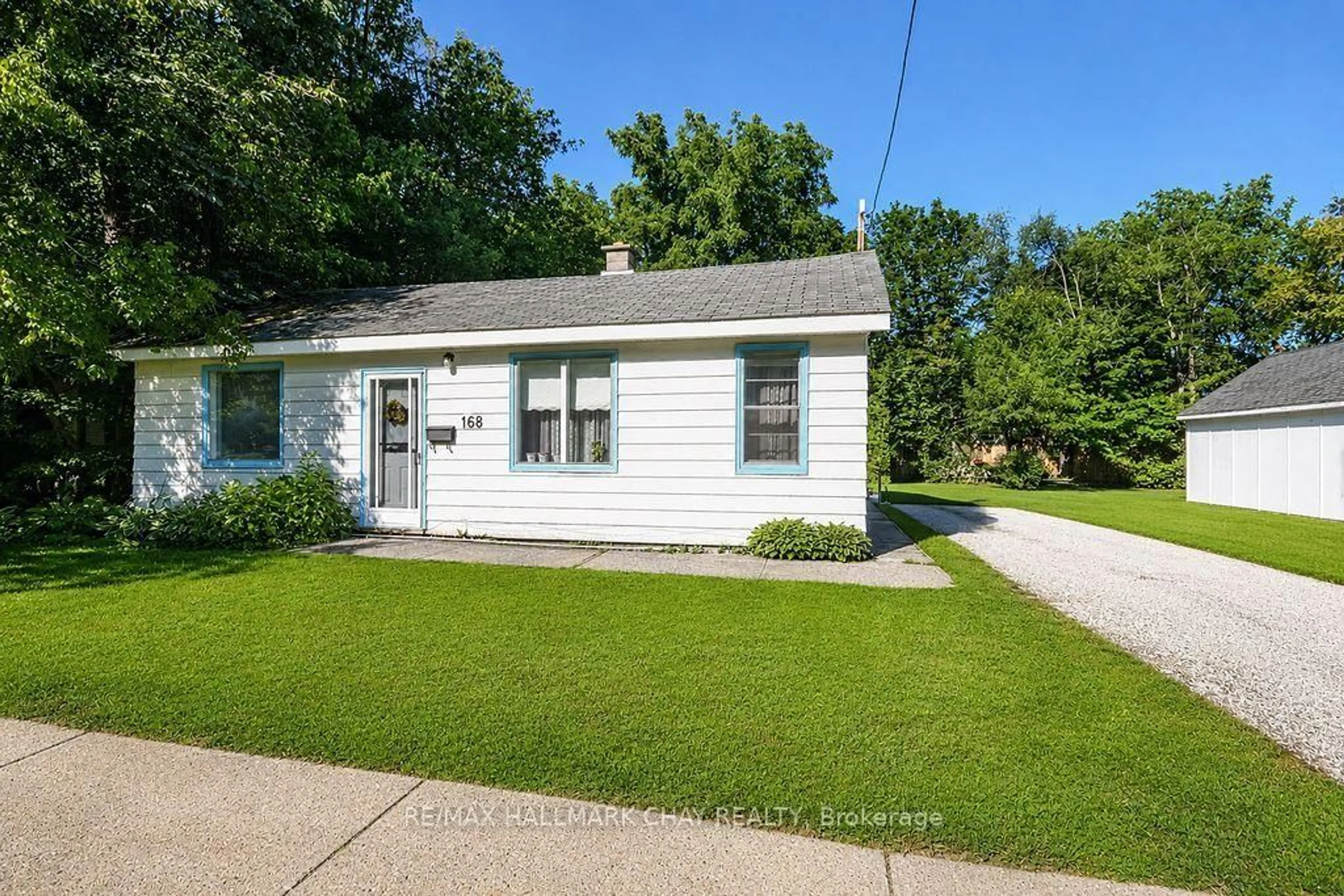 Home with vinyl exterior material, street for 168 Anne St, Barrie Ontario L4N 2E5