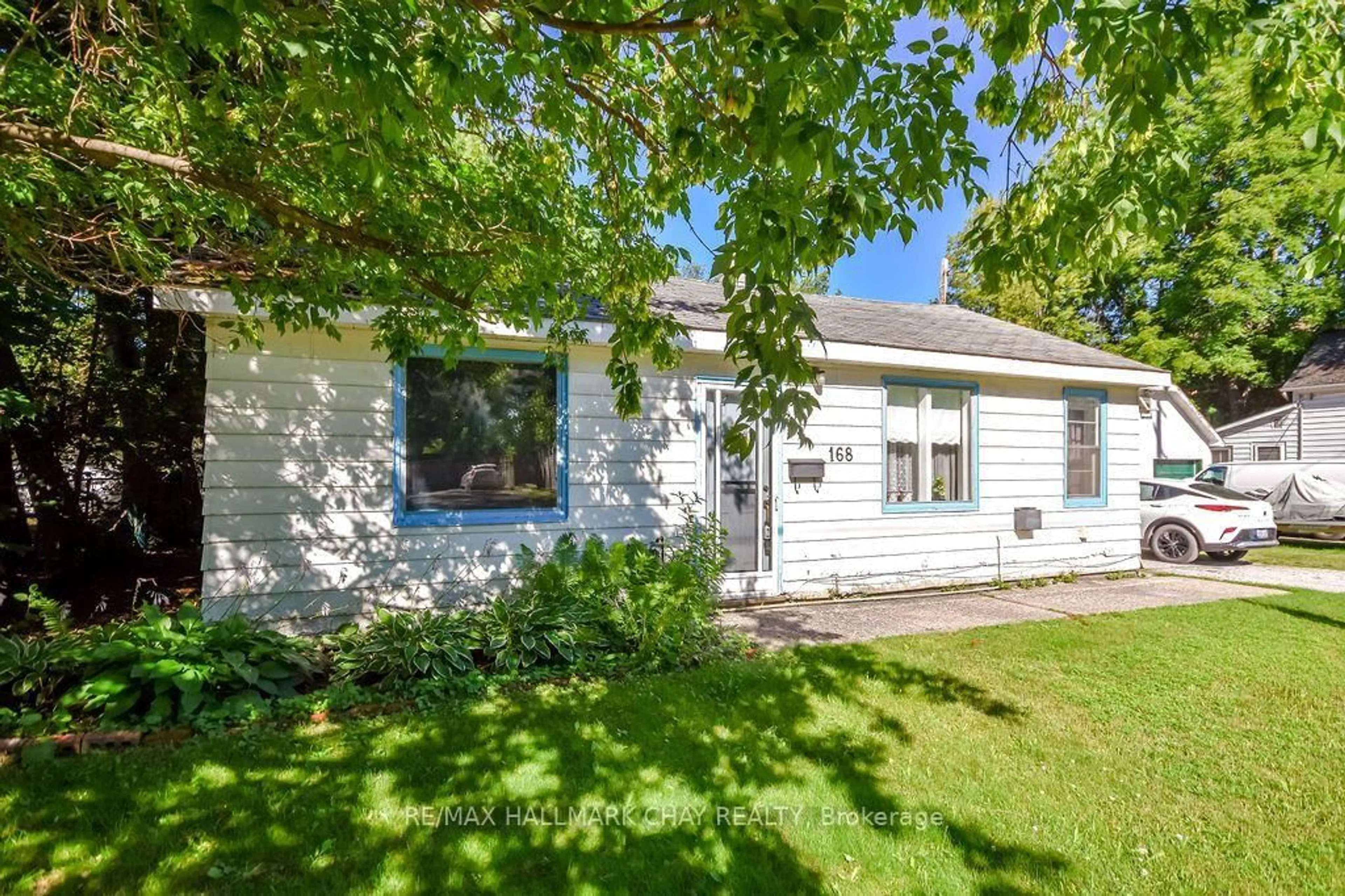 A pic from outside/outdoor area/front of a property/back of a property/a pic from drone, street for 168 Anne St, Barrie Ontario L4N 2E5
