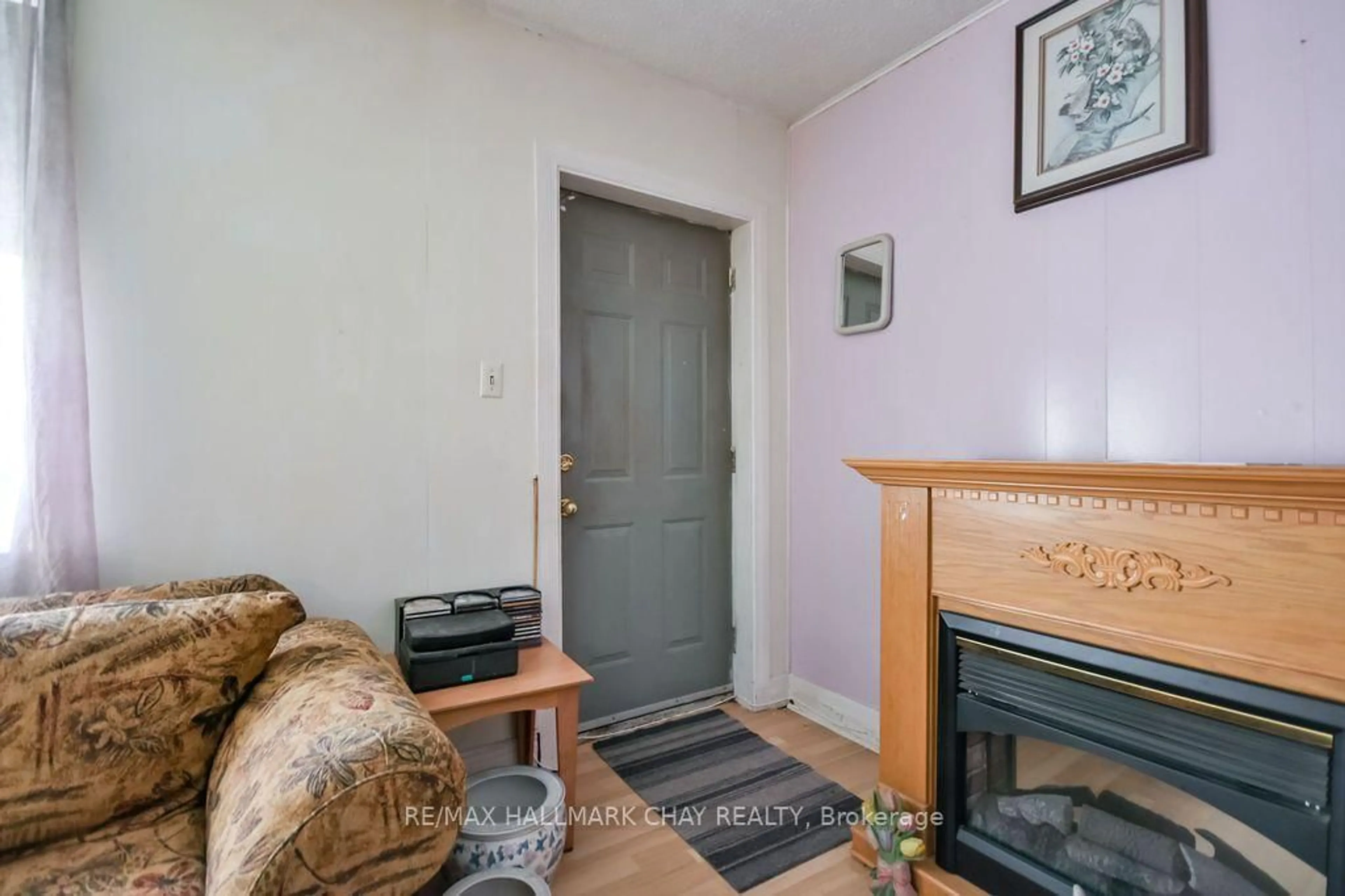 A pic of a room for 168 Anne St, Barrie Ontario L4N 2E5
