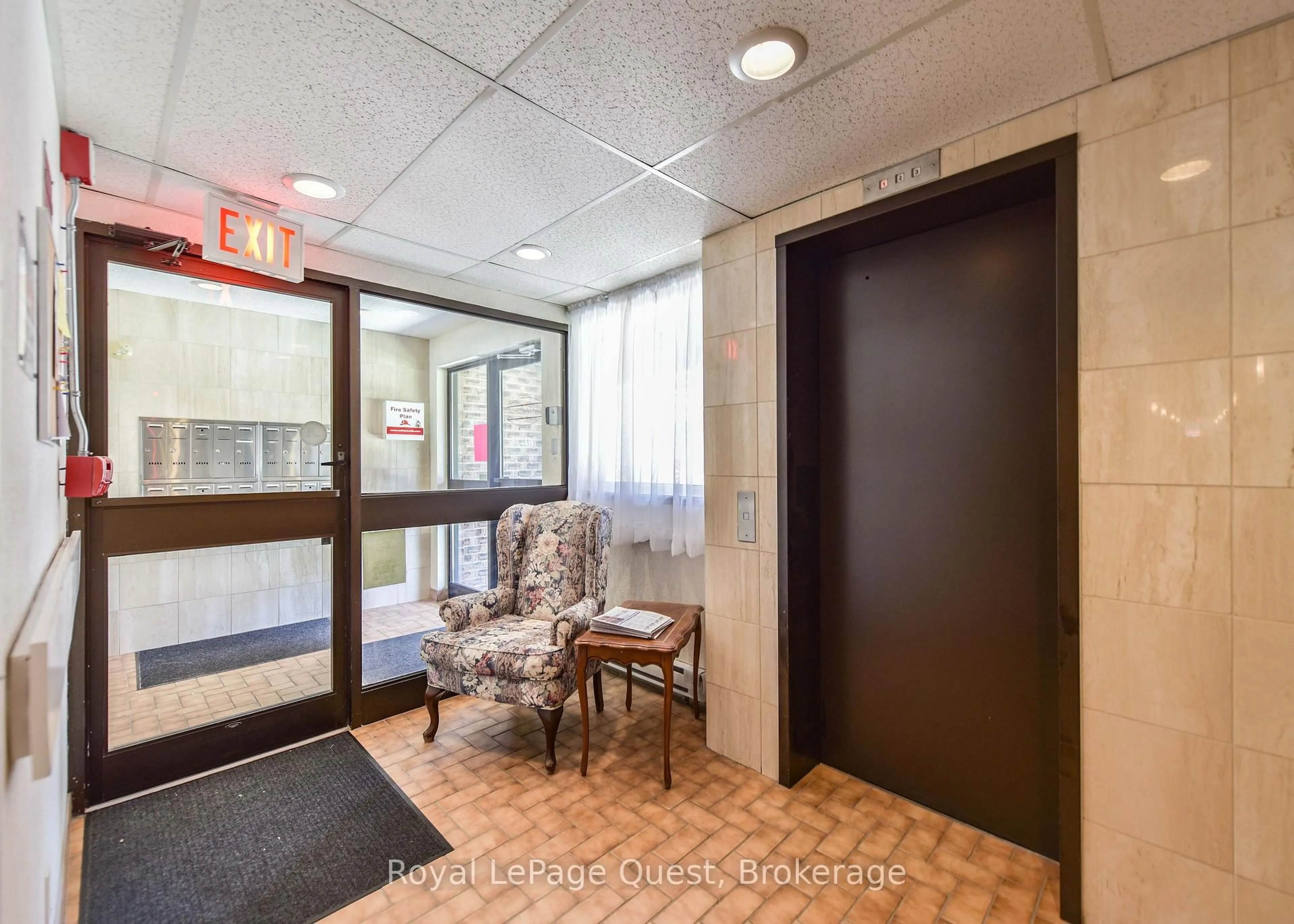 Indoor foyer for 1047 Mississaga St #307, Orillia Ontario L3V 3C7