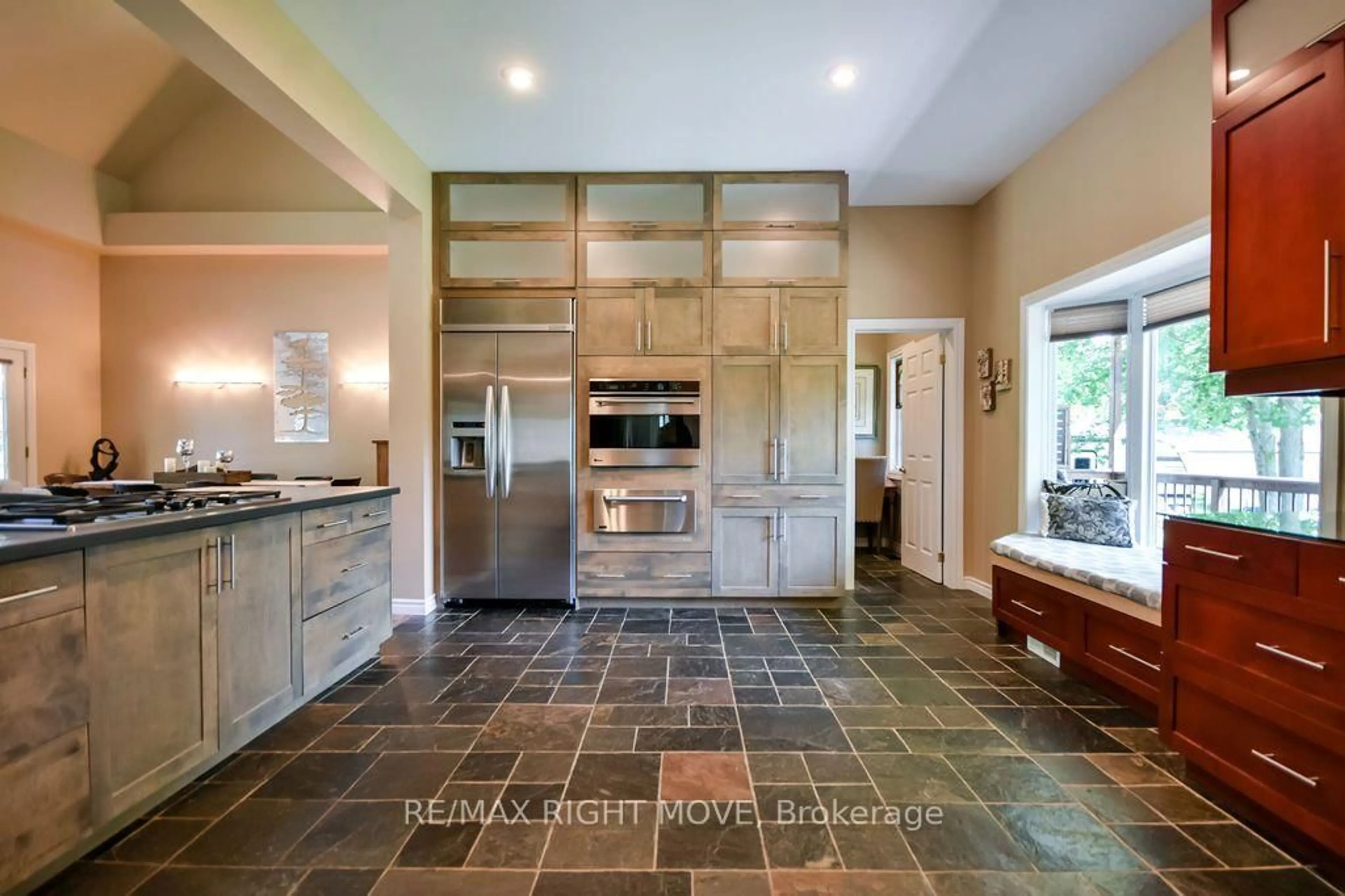 Open concept kitchen, ceramic/tile floor for 2636 Westshore Cres, Severn Ontario L3V 0V8