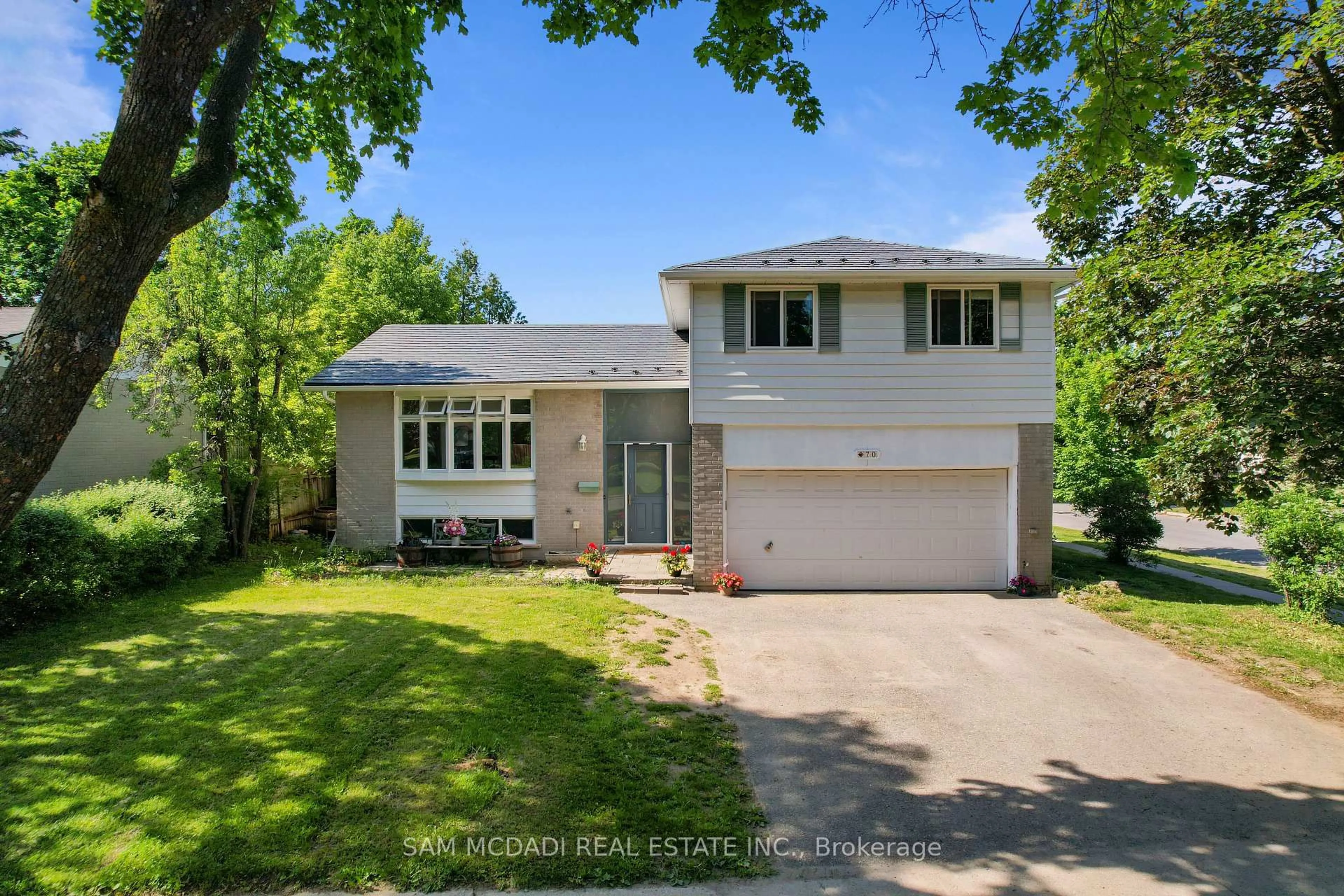 Home with vinyl exterior material, street for 70 Briar Rd, Barrie Ontario L4N 3M4