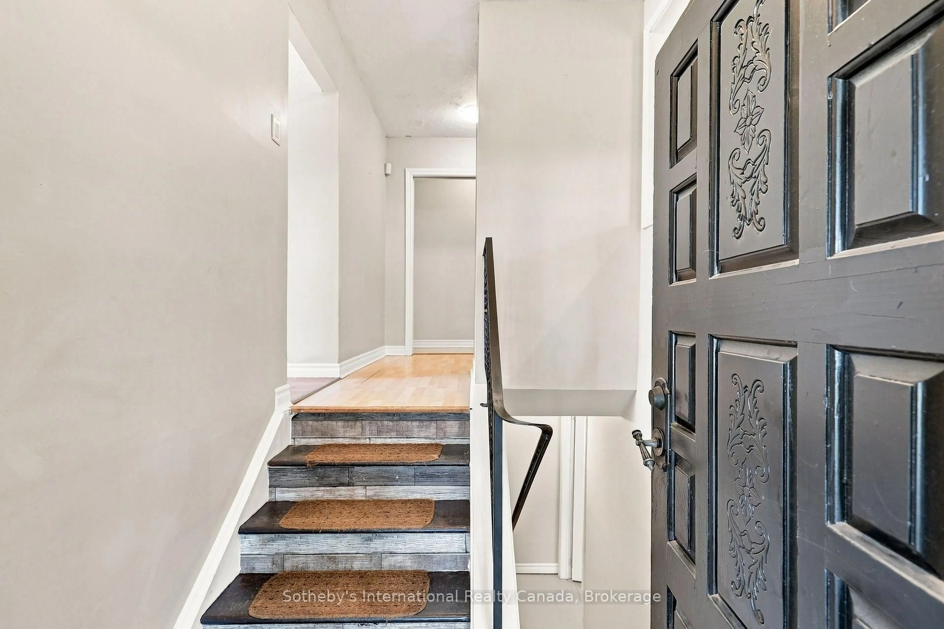 Indoor entryway for 3 DICKSON Rd, Collingwood Ontario L9Y 2X2
