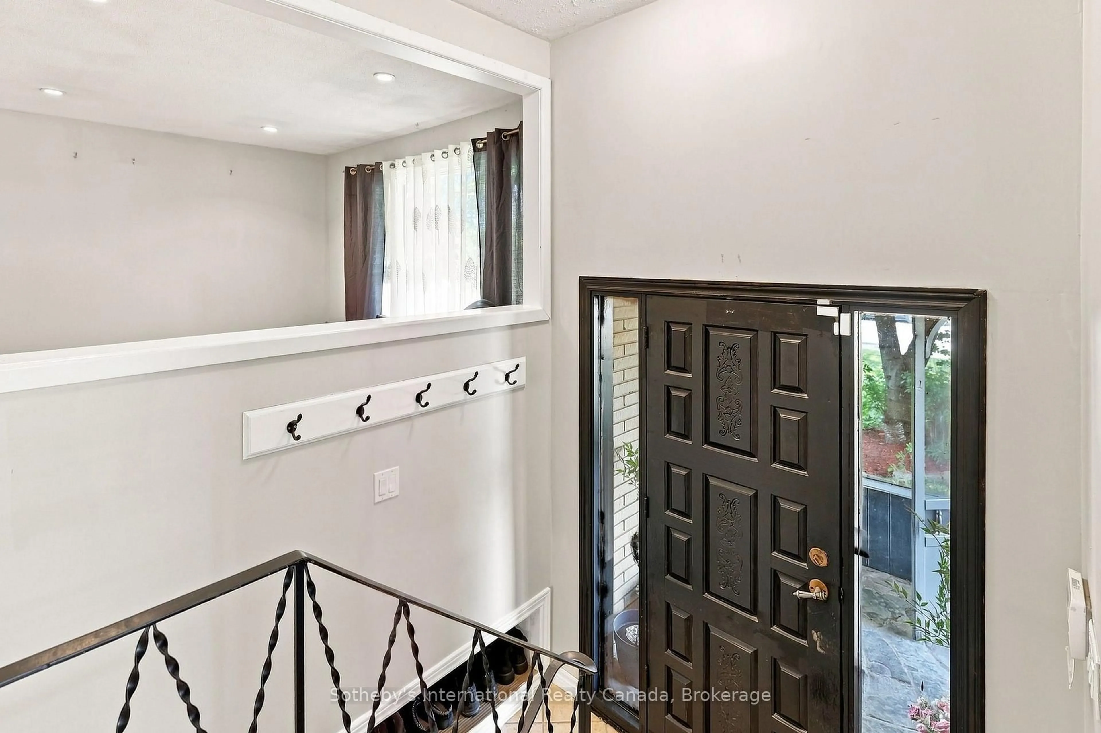Indoor entryway for 3 DICKSON Rd, Collingwood Ontario L9Y 2X2