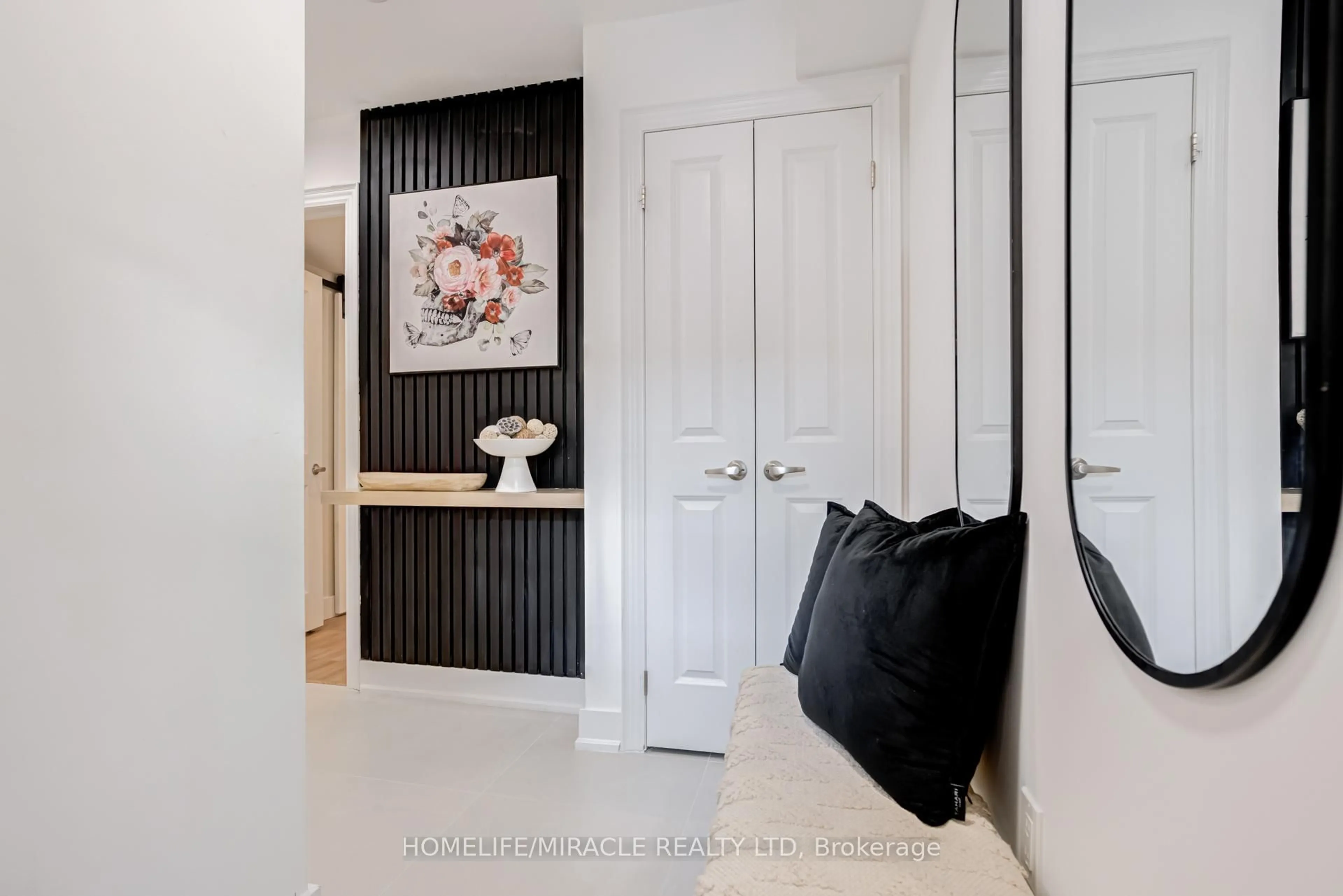 Indoor entryway for 6 Pumpkin Corner Cres, Barrie Ontario L9J 0T6