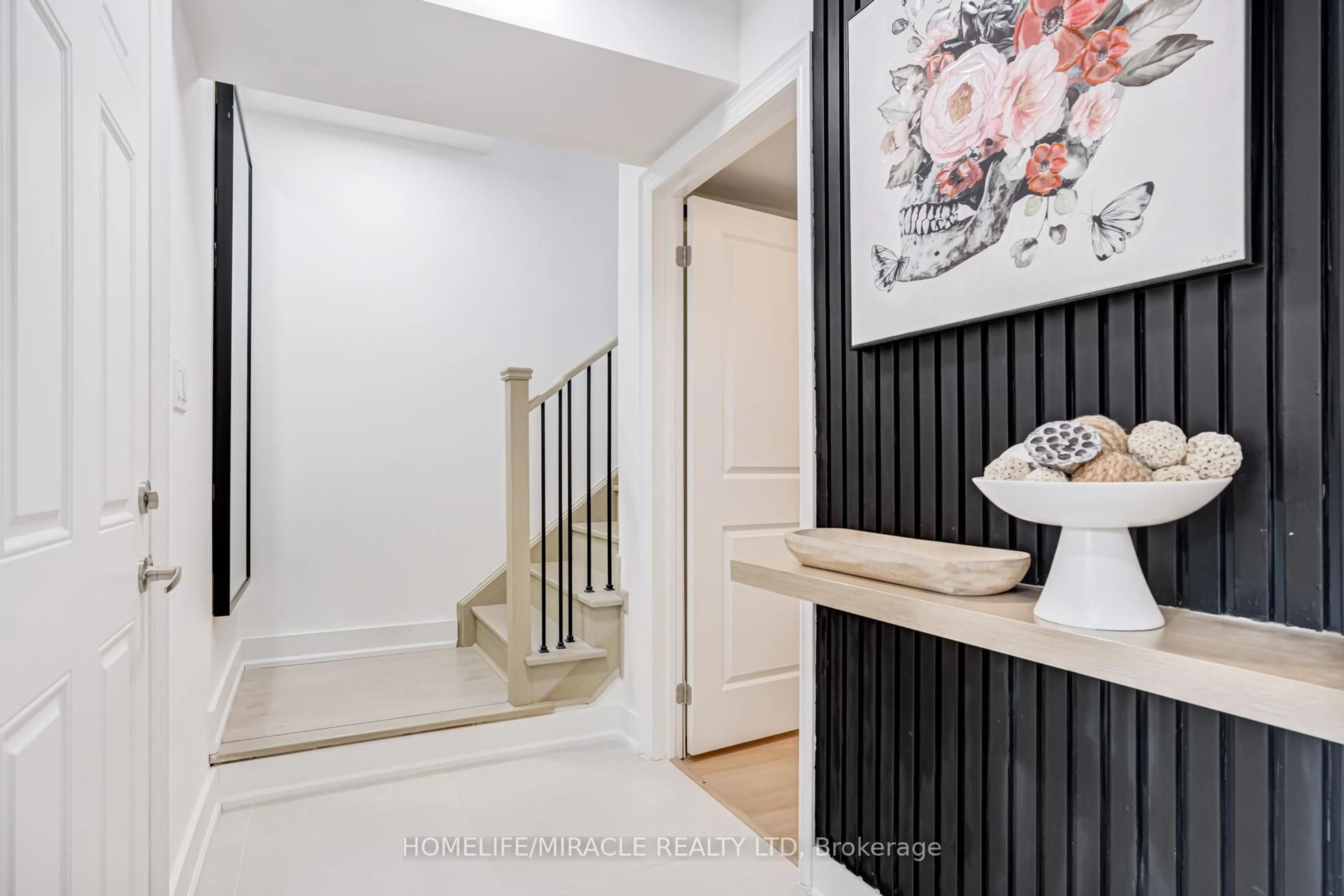 Indoor entryway for 6 Pumpkin Corner Cres, Barrie Ontario L9J 0T6