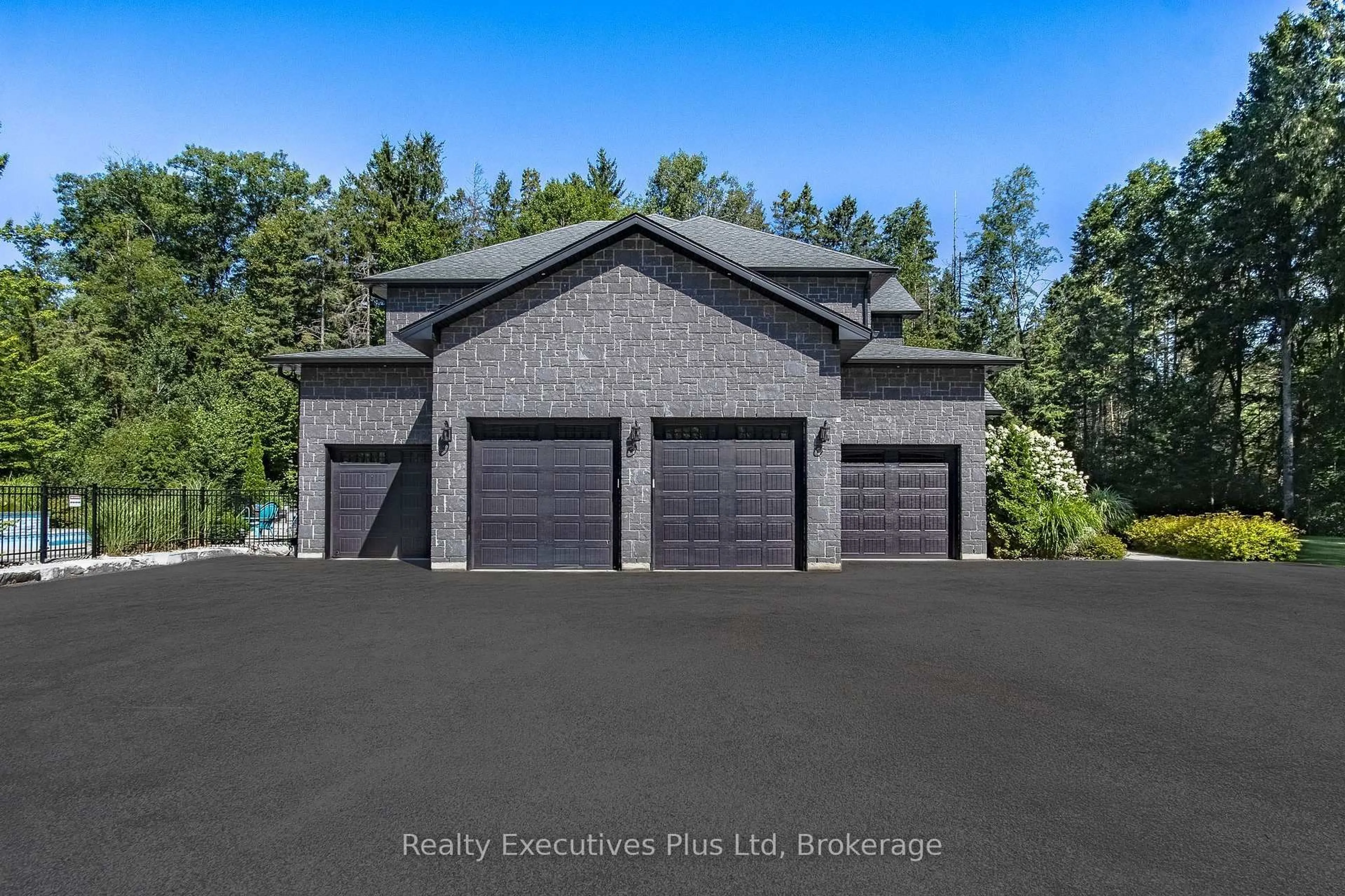Indoor garage for 27 KINGFISHER Cres, Tiny Ontario L0L 2J0